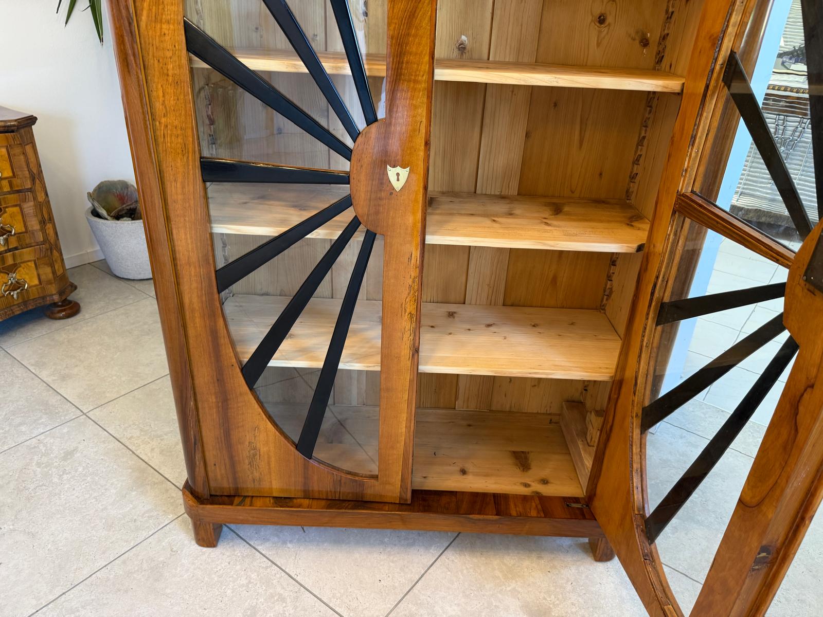 Biedermeier Vitrine Sonnenvitrine Bücherschrank Bibliotheksschrank Nussholz D2608