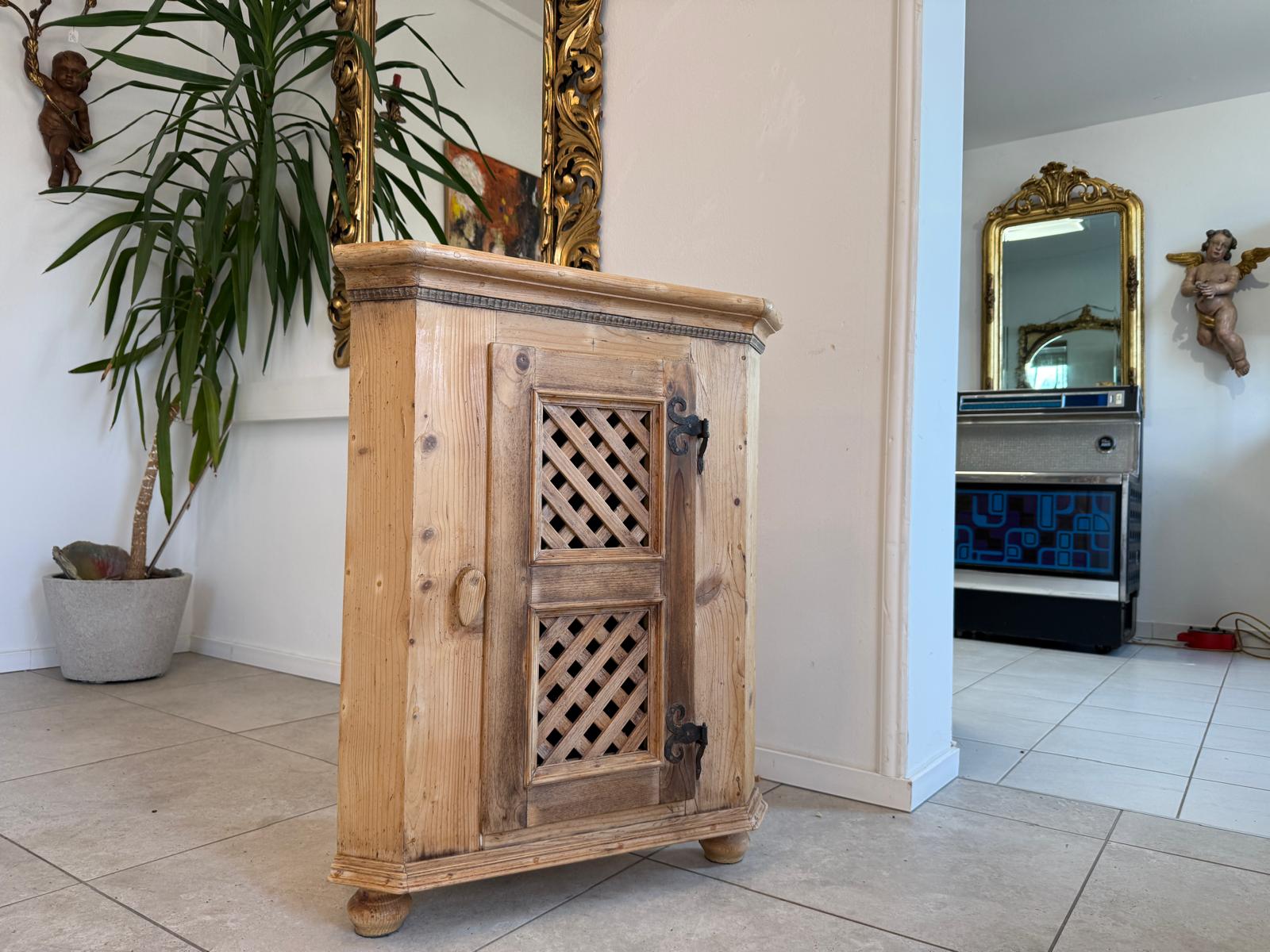 Bäuerliches Eckkasterl Eckanrichte Eckmöbel Bauernchrank G1043-1