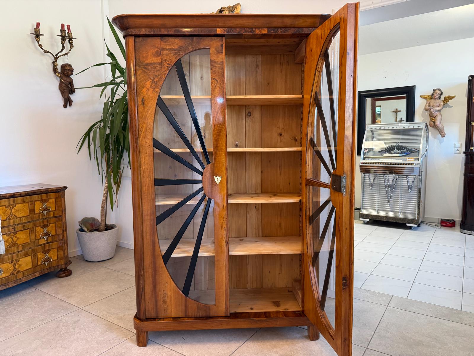 Biedermeier Vitrine Sonnenvitrine Bücherschrank Bibliotheksschrank Nussholz D2608