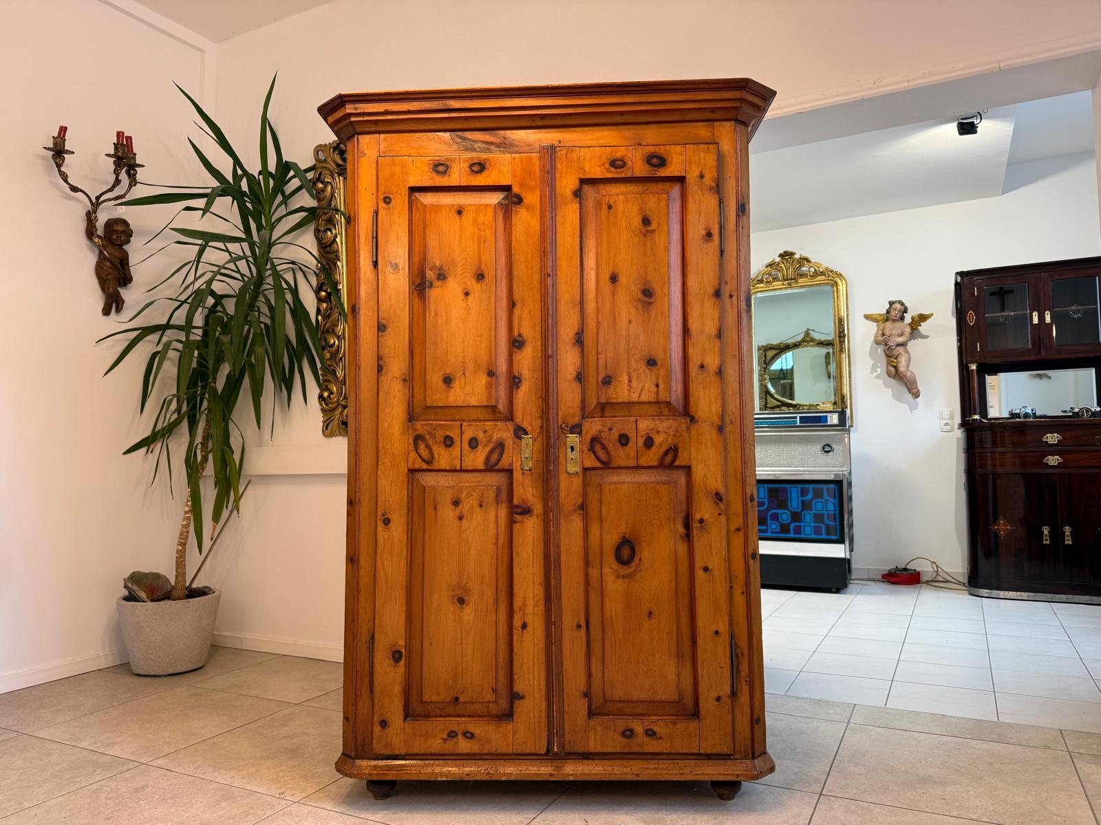 Antiker Zirbenholz Kasten Schrank Kleiderkasten Antik Feuerschrank D1158