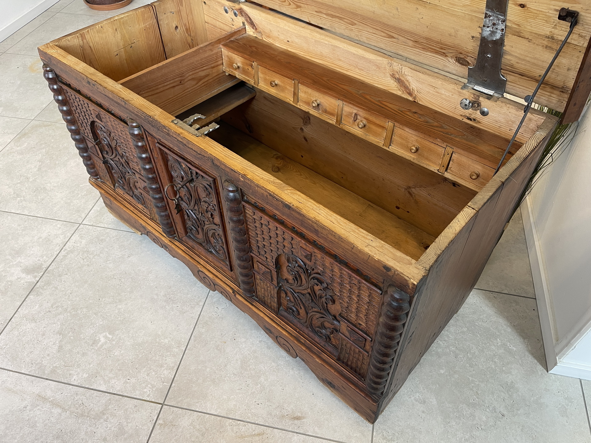 Barock-Biedermeier-127 Originale Barock Truhe Beschnitzt Naturholz A4190