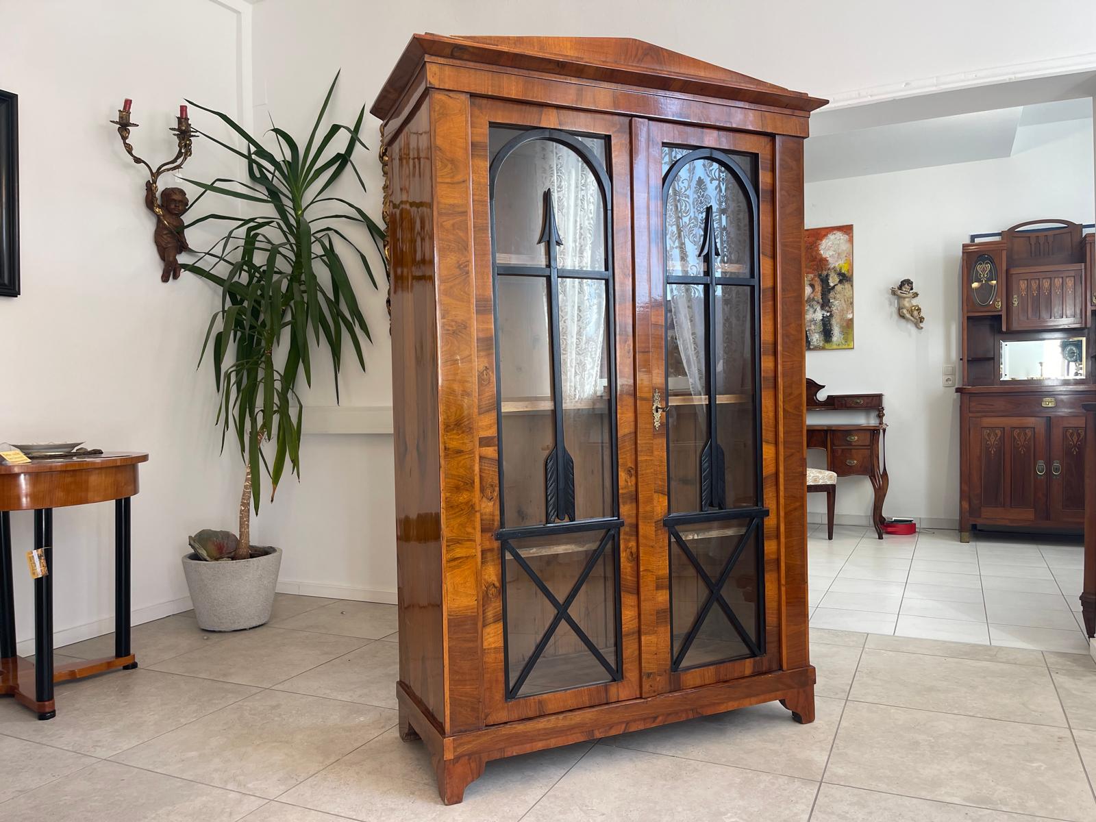 Altrestaurierte Biedermeier Vitrinenschrank Glasschrank Nussholz G1286