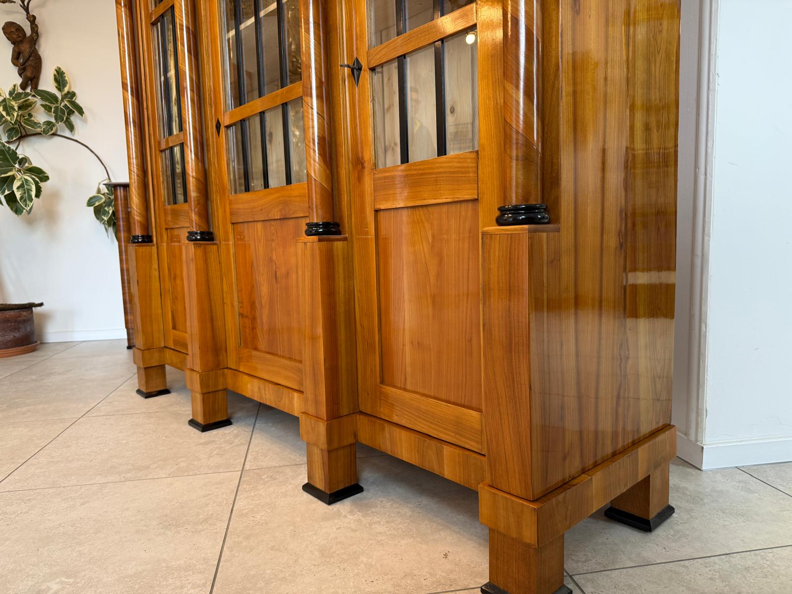 Biedermeier Vitrine  Bücherschrank Restauriert Nussbaum SALE D2295  