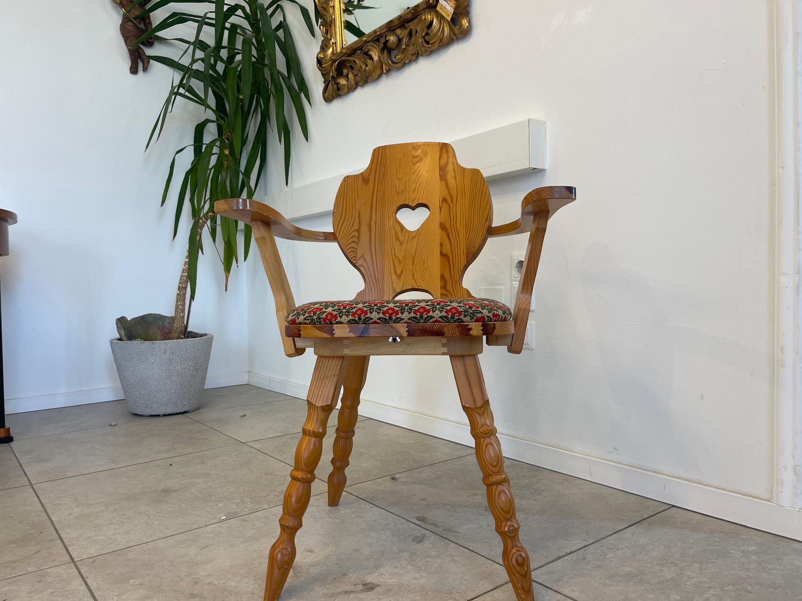 Bäuerlicher Bauernsessel Armlehnstuhl Stuhl Herzerlsessel G1208