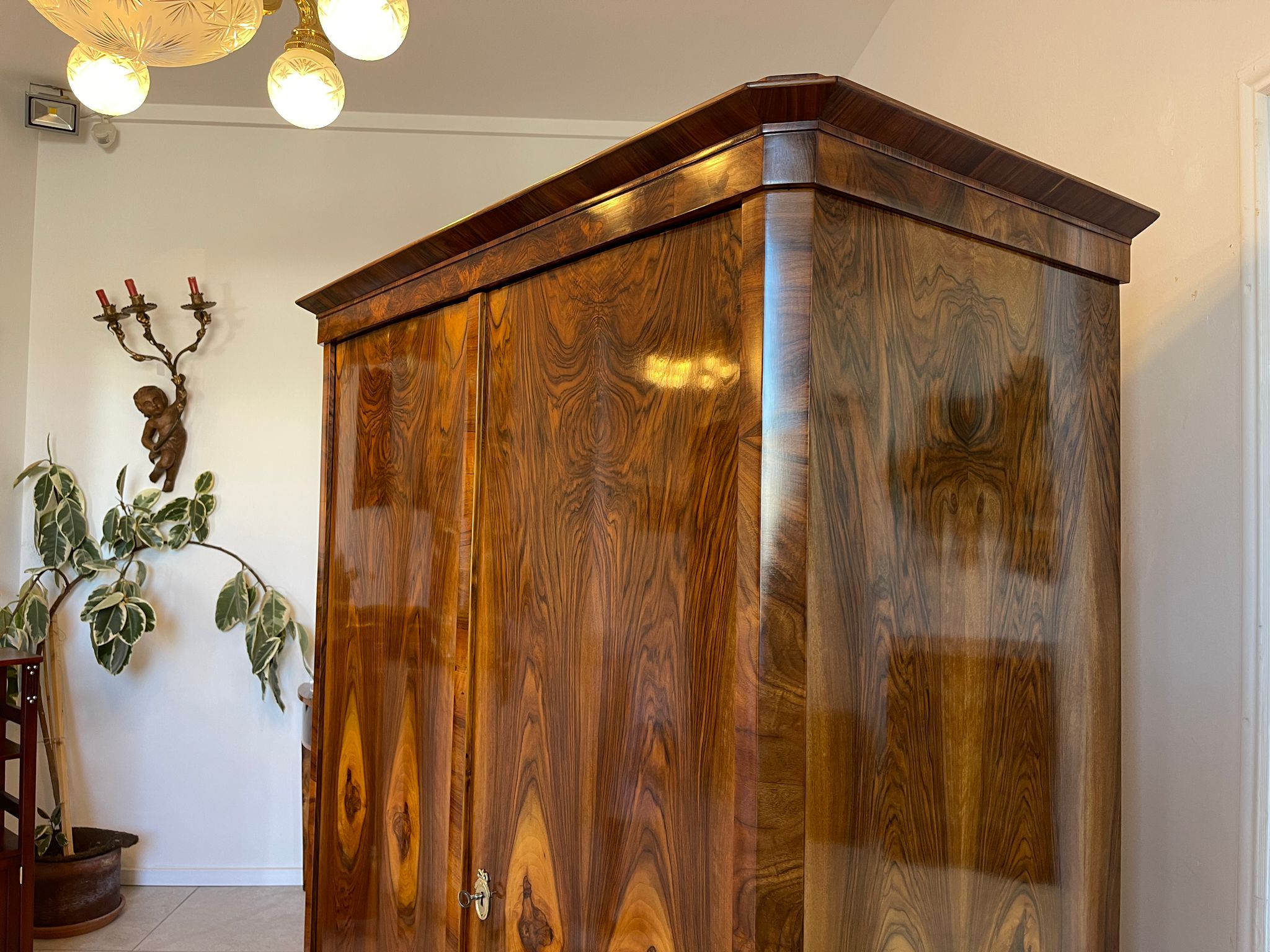 f8bbb5ad-d846-44cf-85af-ce9642ee57df Restaurierter Biedermeier Schrank Garderobe mit Nussbaumfurnier A5050