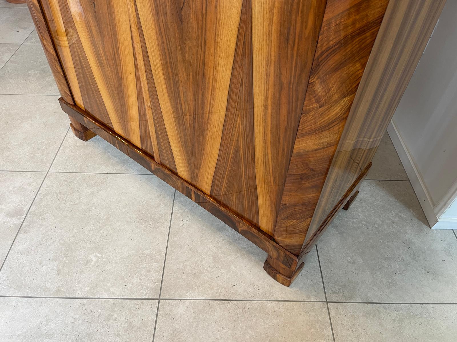 615492e0-690d-41a8-8c37-4b354997cbc5 Restaurierter Biedermeier Schrank mit Nussholz-Furnier und Kleiderstange A4934