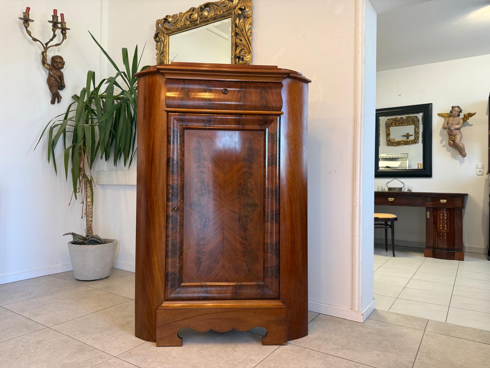 Biedermeier Eckschrank Eckanrichte Originalstück aus Nussholz D2904