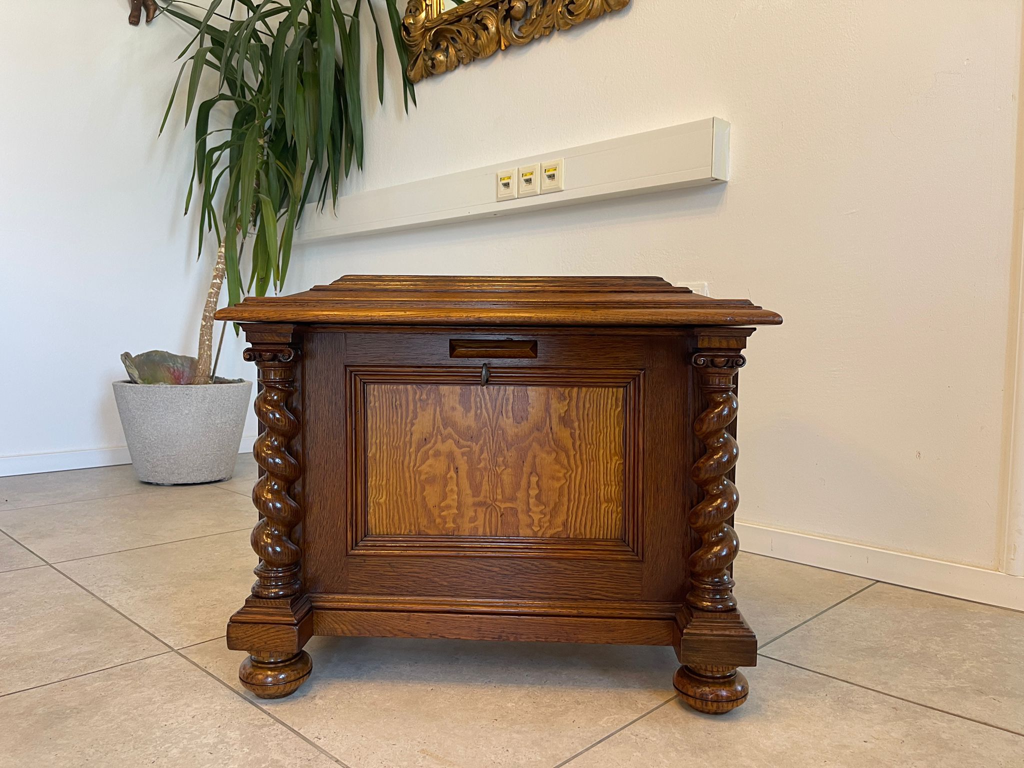 0c7367f7-b20a-4795-b4db-7a19a29a5339 Sale Restaurierte Barock Truhe Schmuckkasette Eichenholz Hartholz A5047