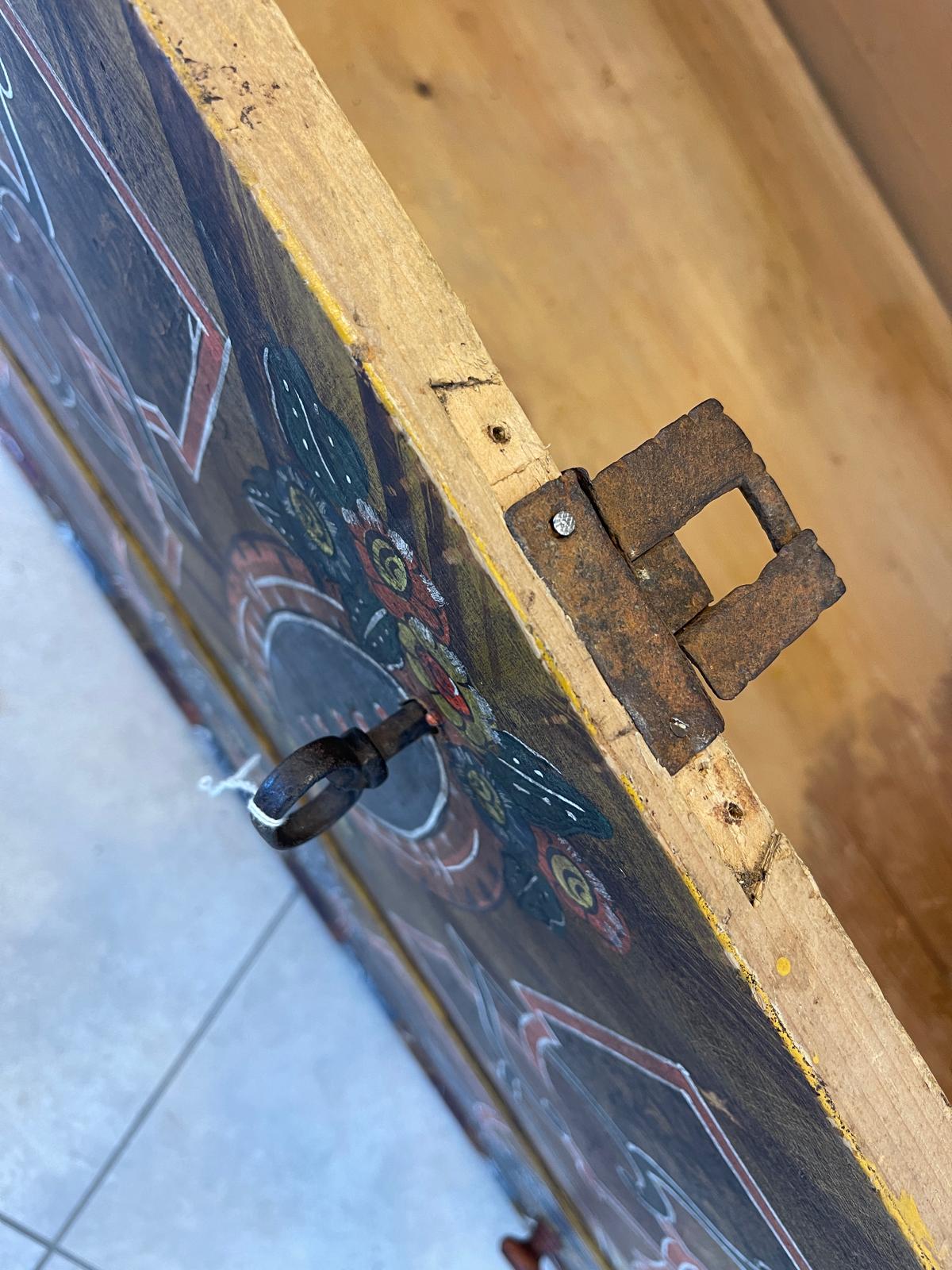 Urige gefasste bemalte Bauerntruhe mit Blumenmotiven G1270