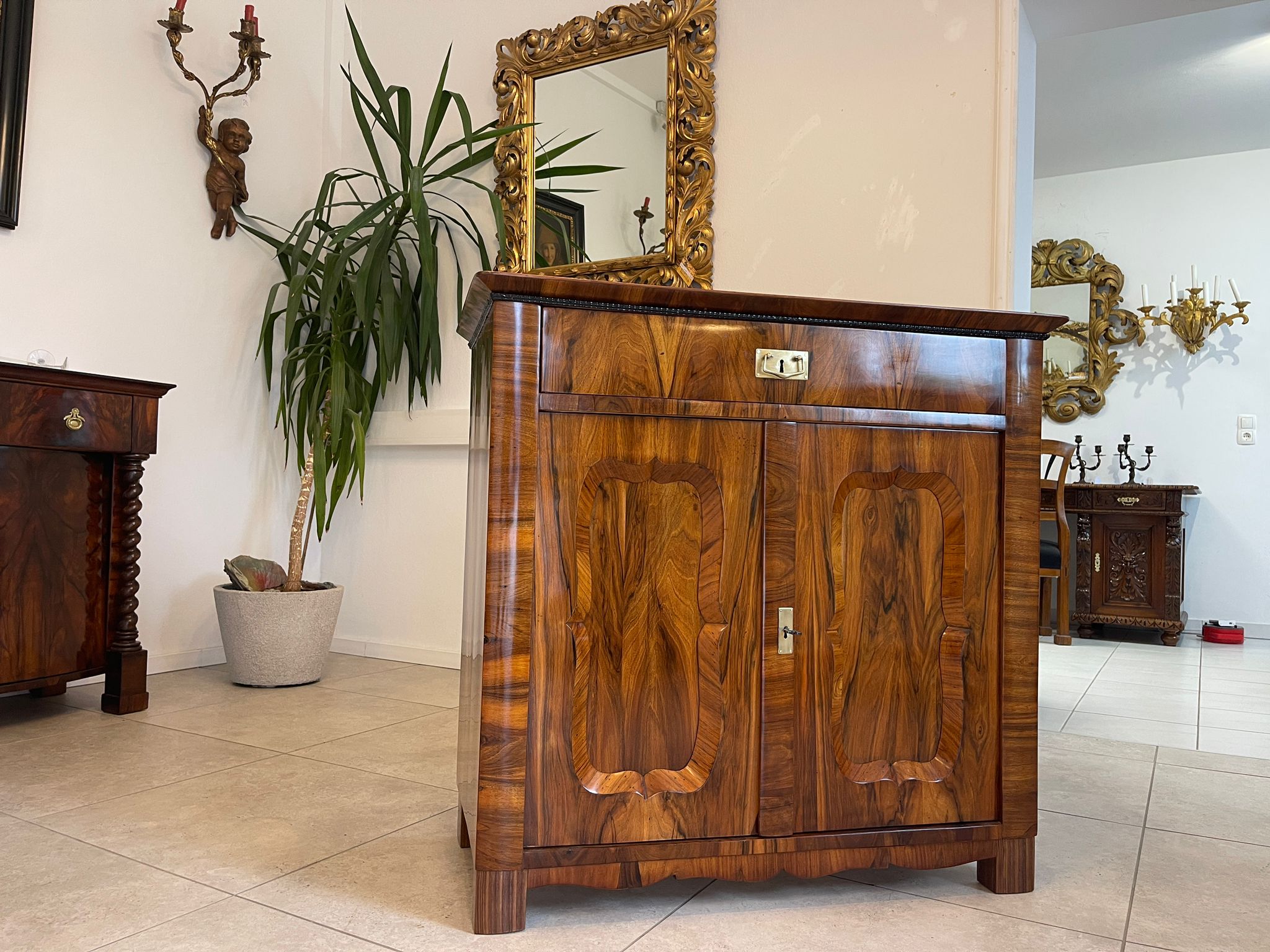 42448083-8bd7-45e1-9a4b-7ff1ee1f8e59 Sale restauriertes Biedermeier Trumeau Anrichte A4952
