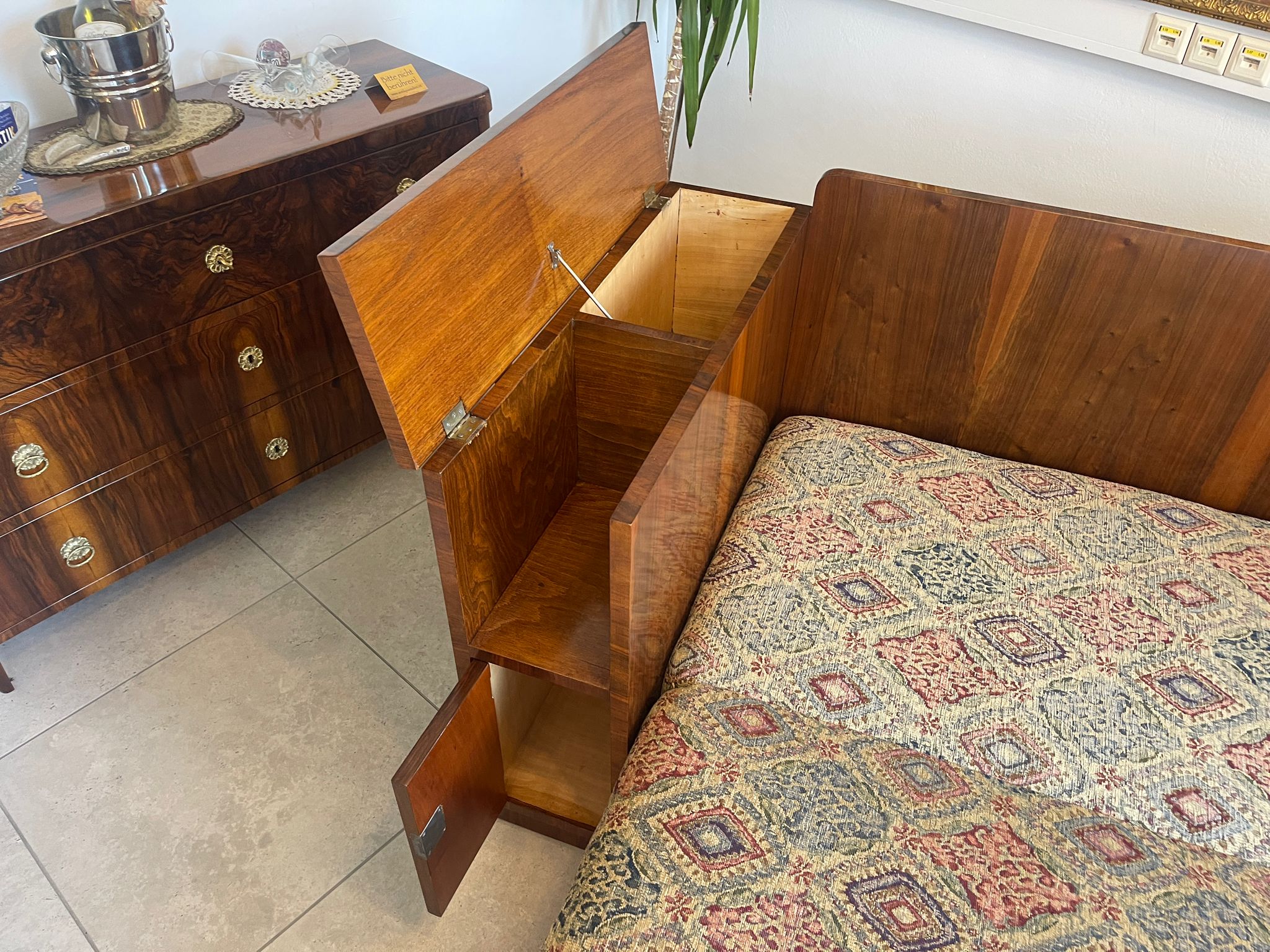 70e519b7-04f0-4610-8af6-66a2cf18d2e3 Biedermeier Sofa Couch Bettbank Antik Doppelbett mit Ablagen A4630