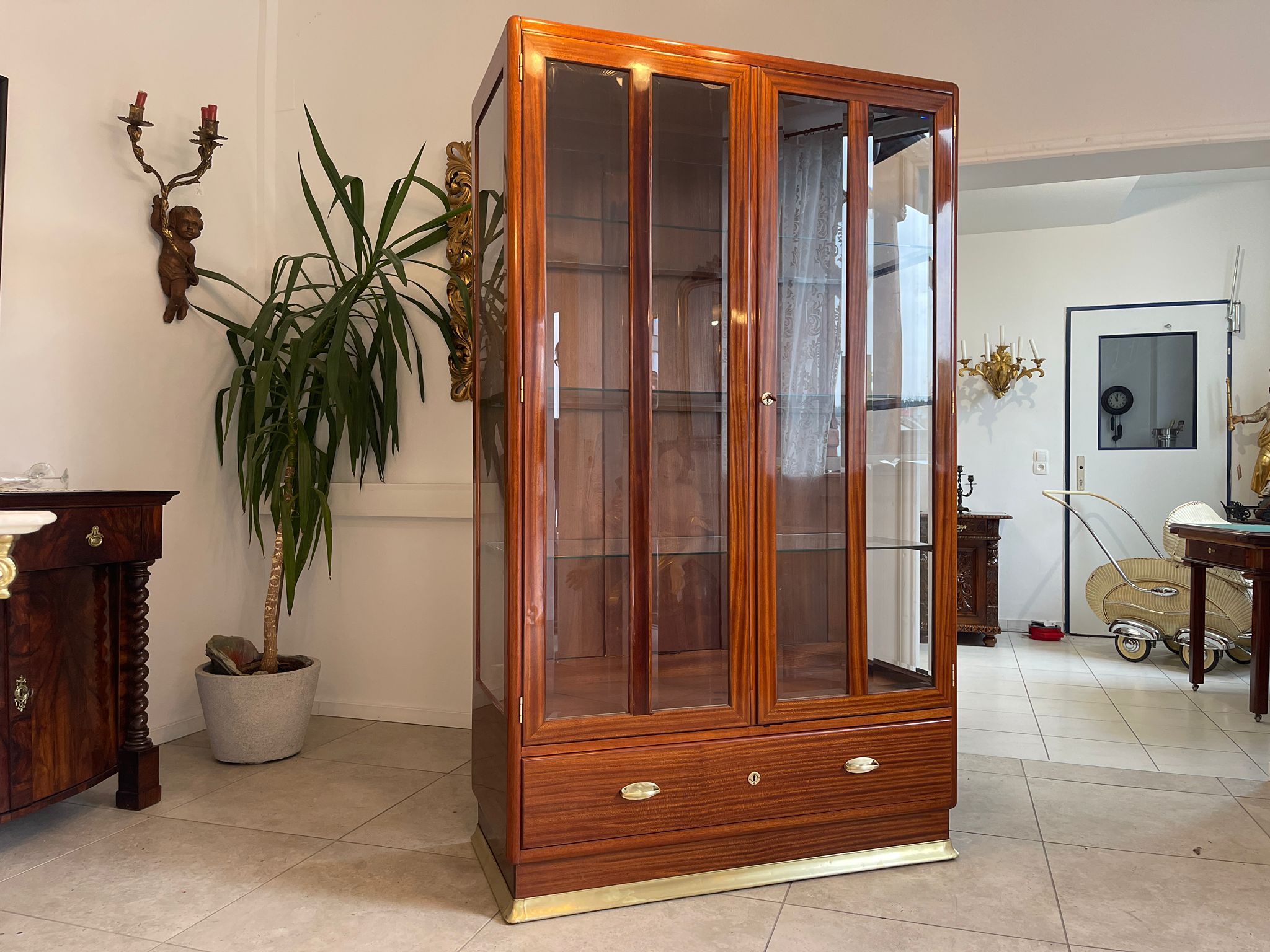 7ca5920a-354c-417a-8544-9e417294b390 Restaurierter Jugendstil Glasschrank Bücherschrank Vitrinenschrank A4930
