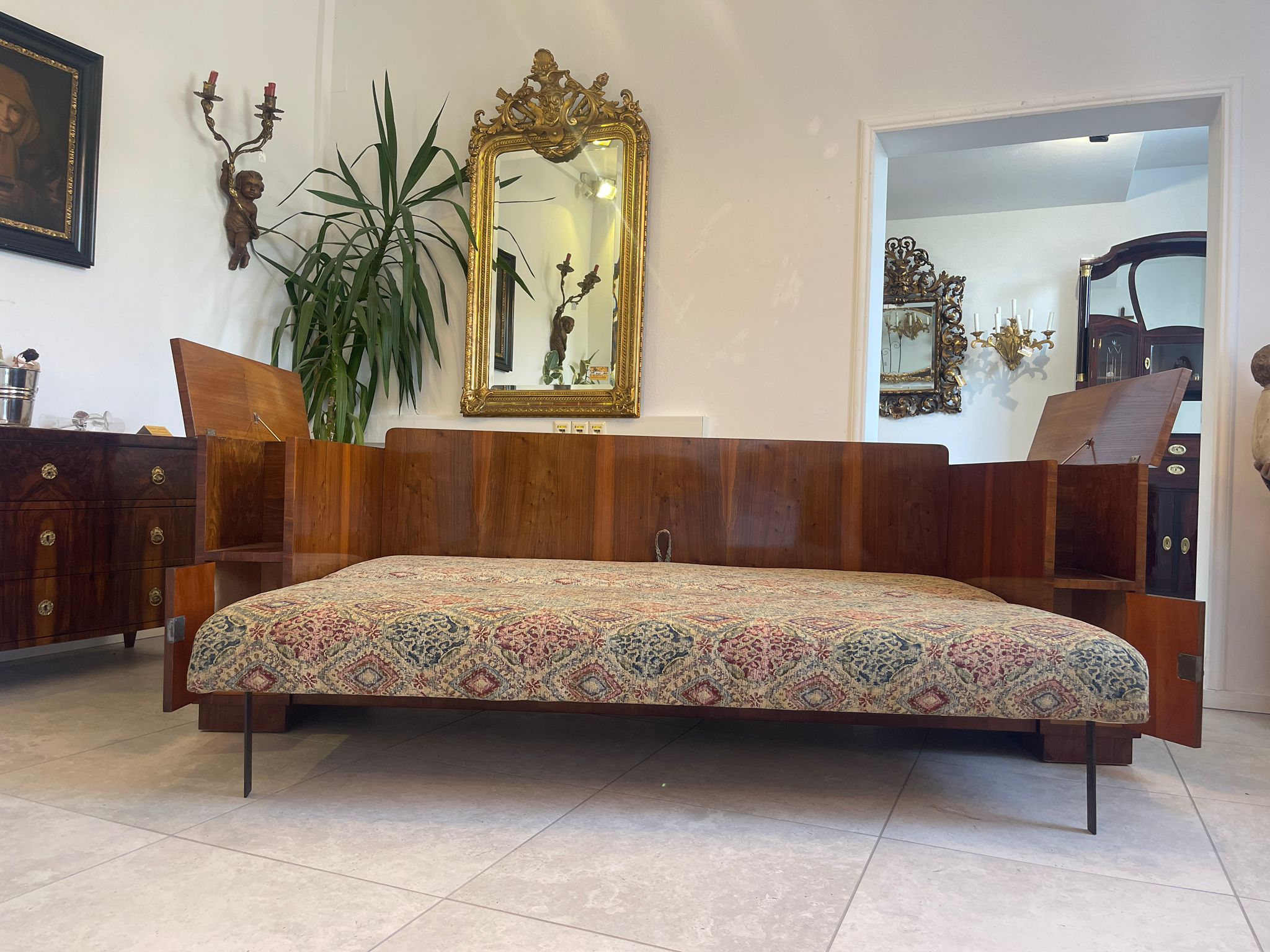 e1fbc3cb-f949-4186-86b9-d616b85b8045 Biedermeier Sofa Couch Bettbank Antik Doppelbett mit Ablagen A4630