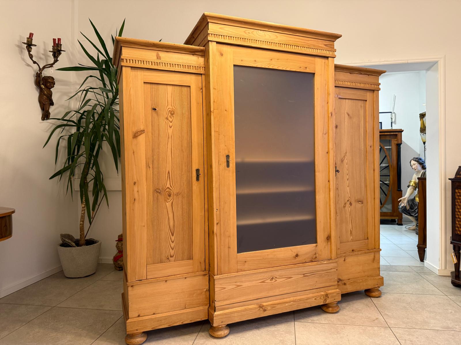 Originaler 3 teiliger Gründerzeit Garderobenschrank Weichholz Antiquität G2401