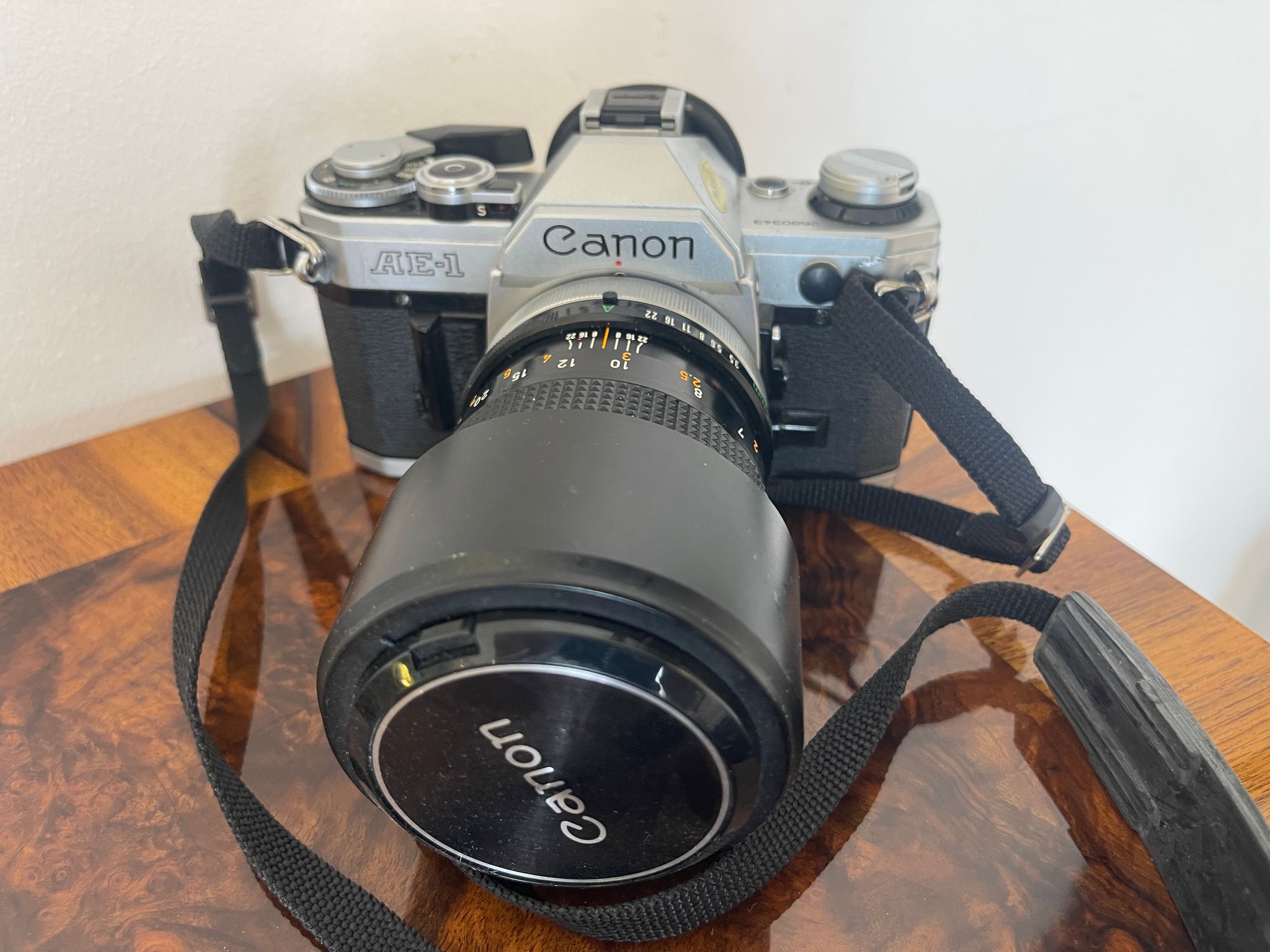 Canon AE1 Spiegelreflexkamera mit automatischer Belichtungssteuerung
