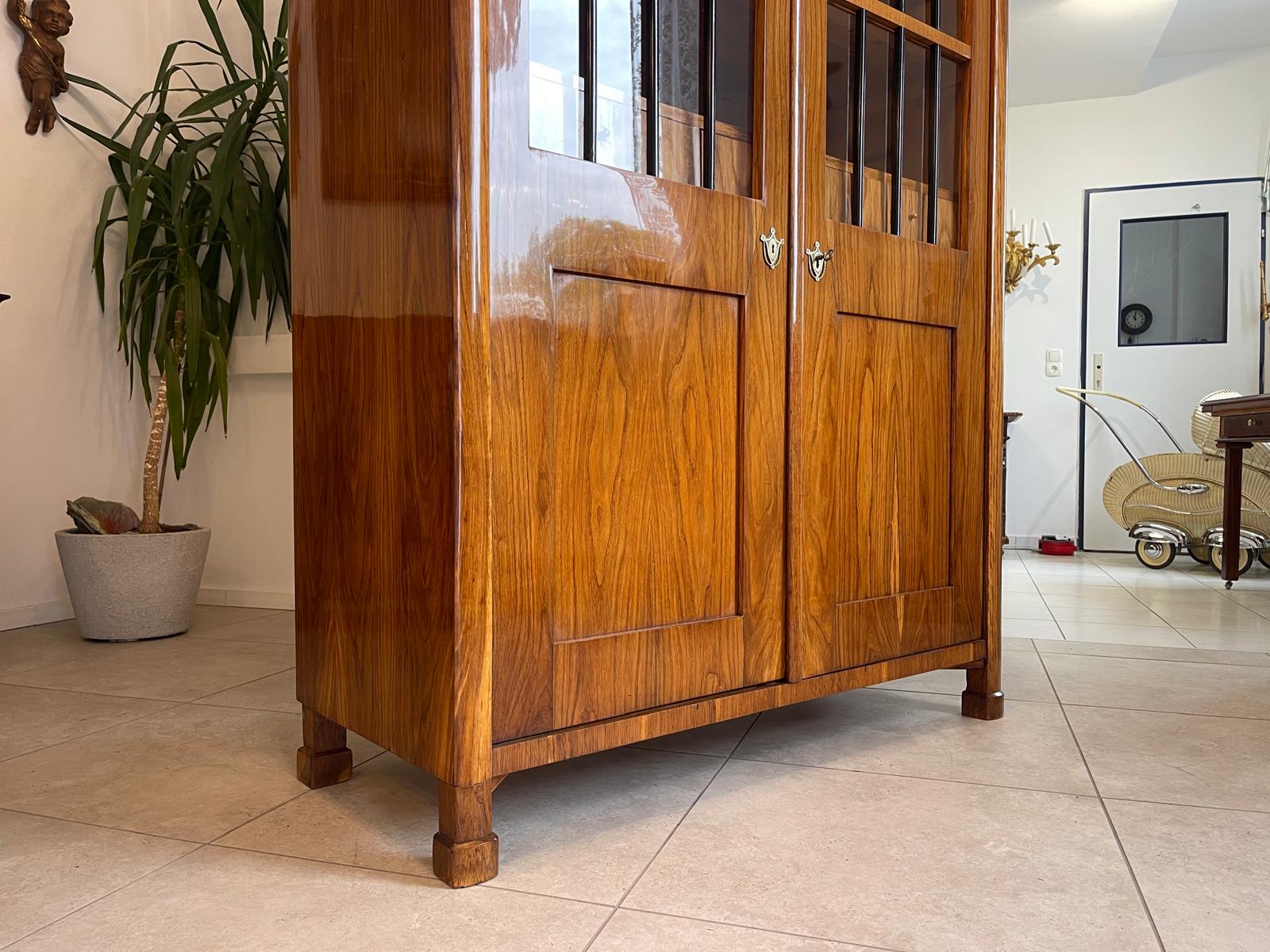 bfe60f9d-d3be-41b4-a602-52ed7f18c640 Antiquität Sale Biedermeier Vitrine Bücherschrank Nussholz Antiquität A4932