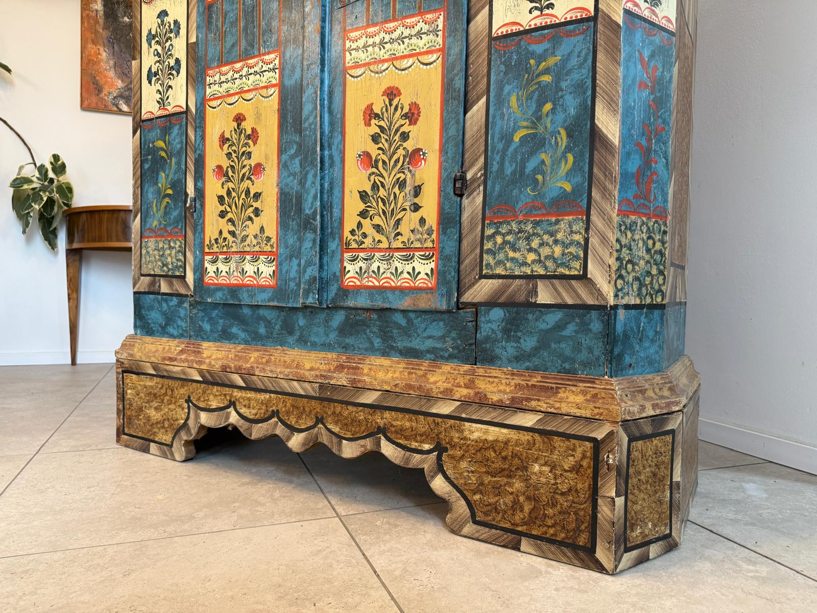 Handbemalter Bauernschrank mit Blumendekor, antiker Bauernkasten G2308