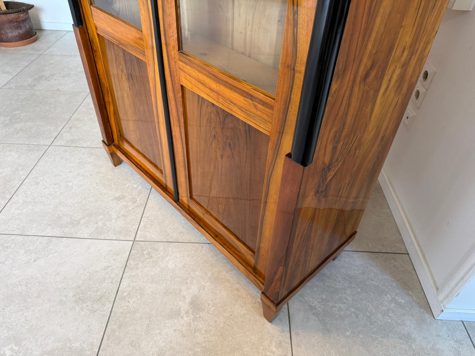 Biedermeier Vitrine Bücherschrank Restauriert Nussbaum Antiquität SALE D2293