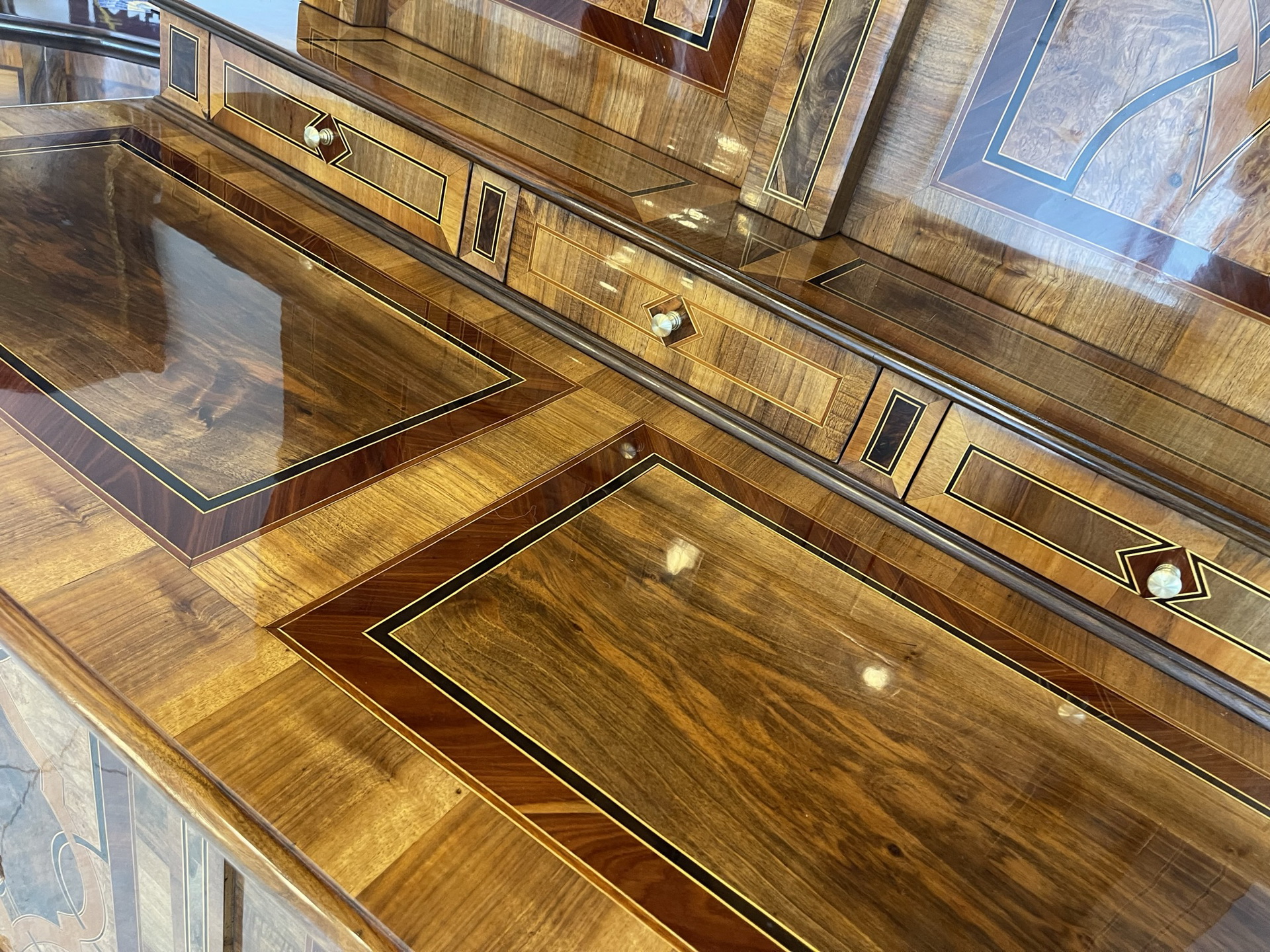 bauernschrank-bauernmoebel_150 Barock Sekretär Tabernakel Antiquität Stollenschrank mit Vollsäulen B1636