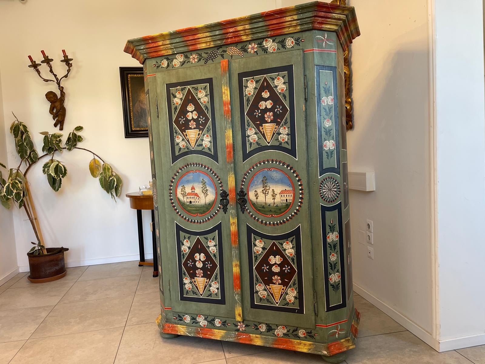 Handbemalter Bauernschrank mit Blumendekor, antiker Bauernkasten G1306