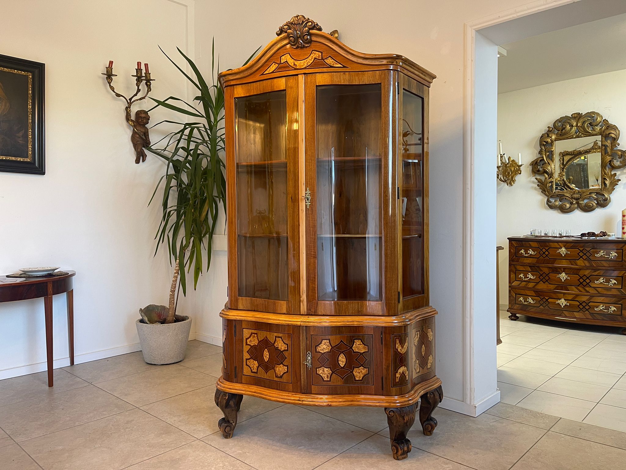4a7215d7-97ed-415c-9ab1-a340f0e60518 Restaurierte Barock Vitrine Glasschrank mit Marketerien aus Holz A5100