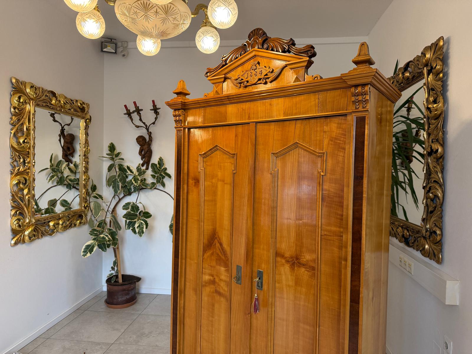 Altrestaurierter Gründerzeit Kasten Kleiderkasten Nussholz Kronenschrank D1065-1