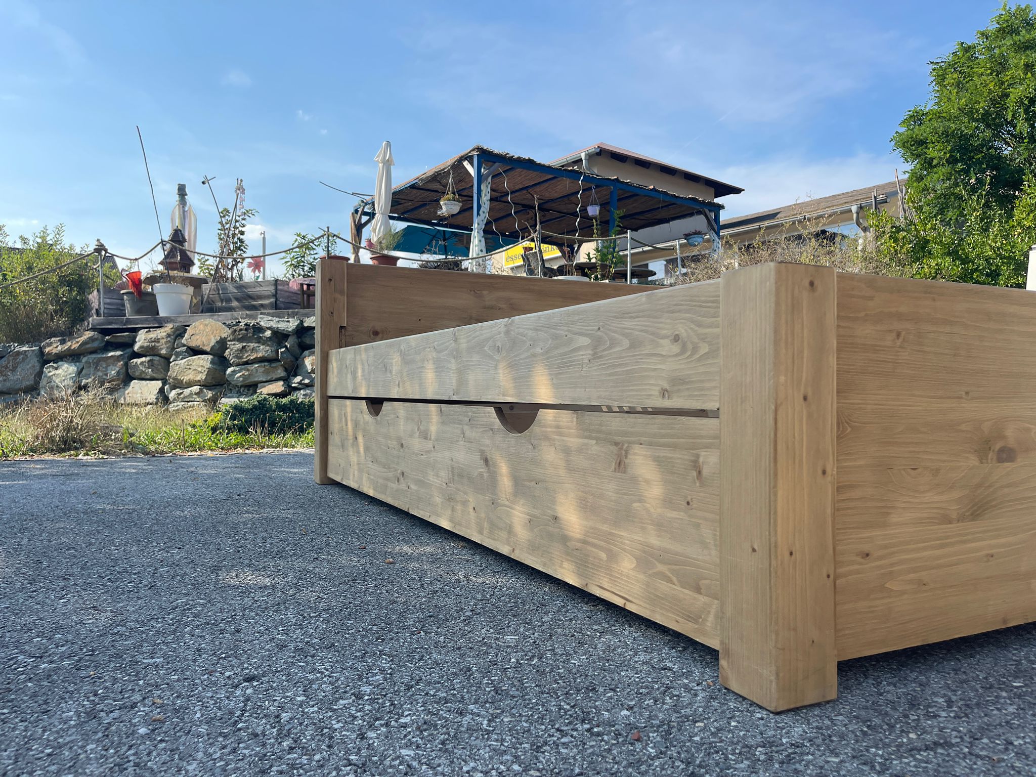 bc4acf4e-7fc4-45db-beec-25d49ec9c22f Bäuerliches Doppelbett aus massivem Holz mit Lattenrost und praktischen Läden A4680