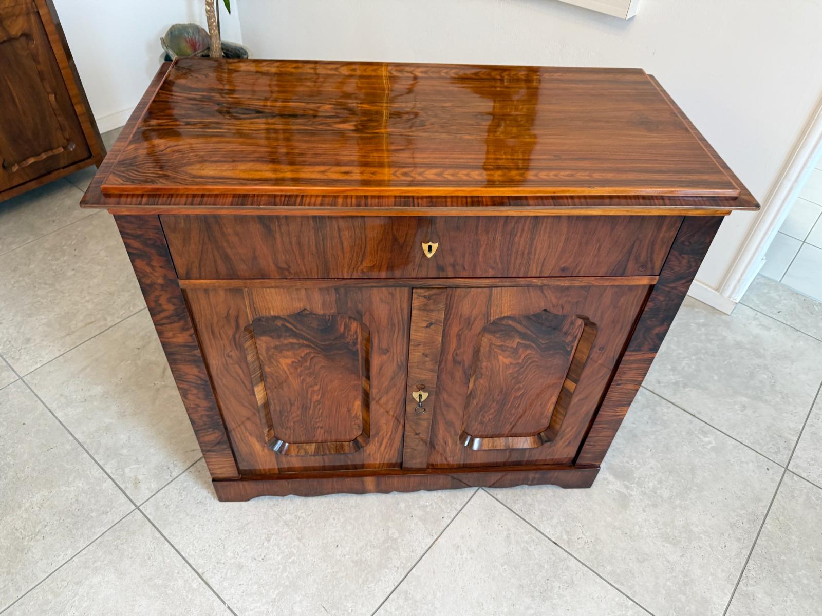 Sale Restaurierte Biedermeier Anrichte Trumeau Nussholz G1832-1