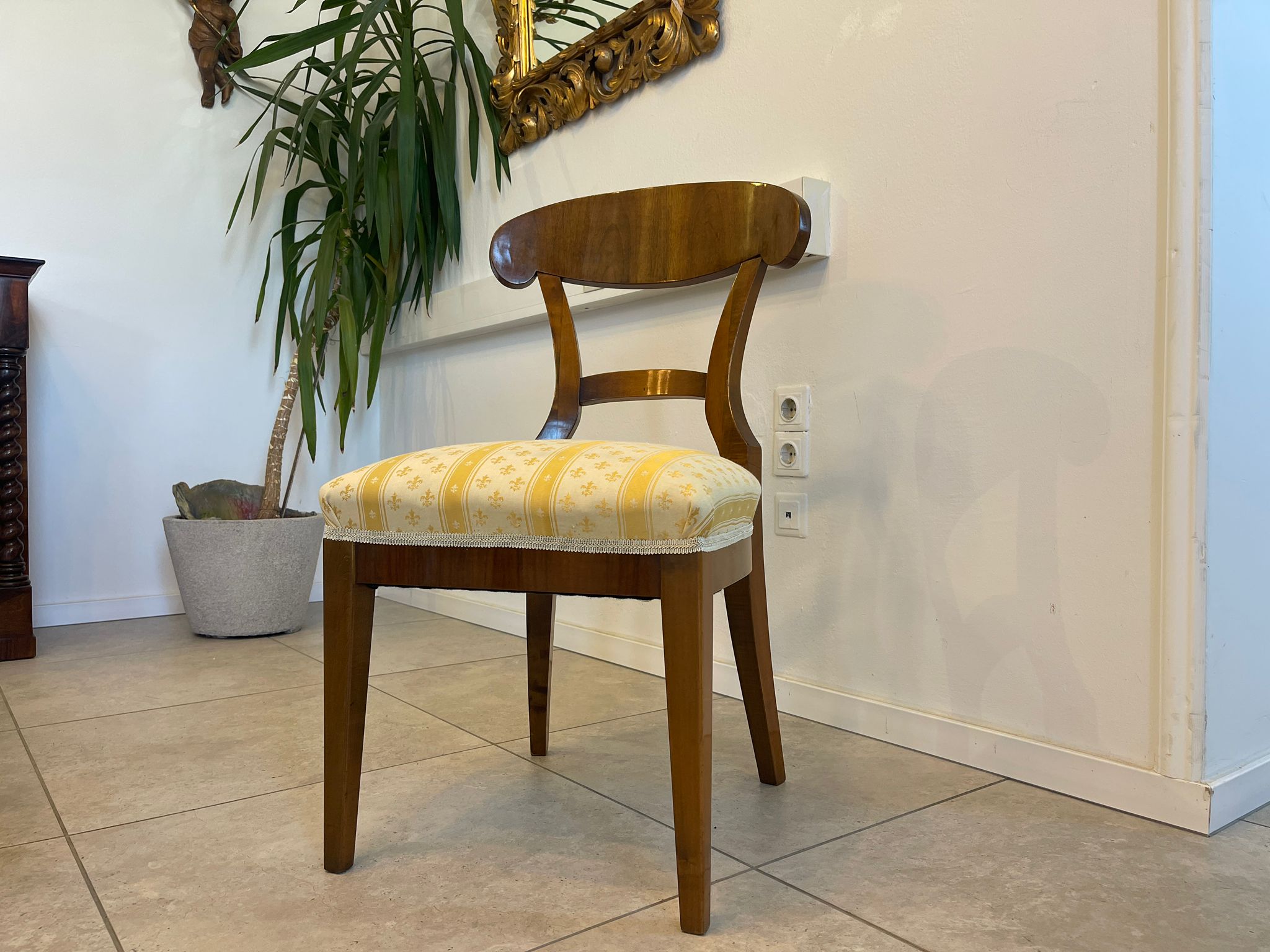 a6884a07-f052-4502-ab3e-fb63b0f6c6bf Biedermeier Sessel Nussholz Schaufelsessel Original A5043