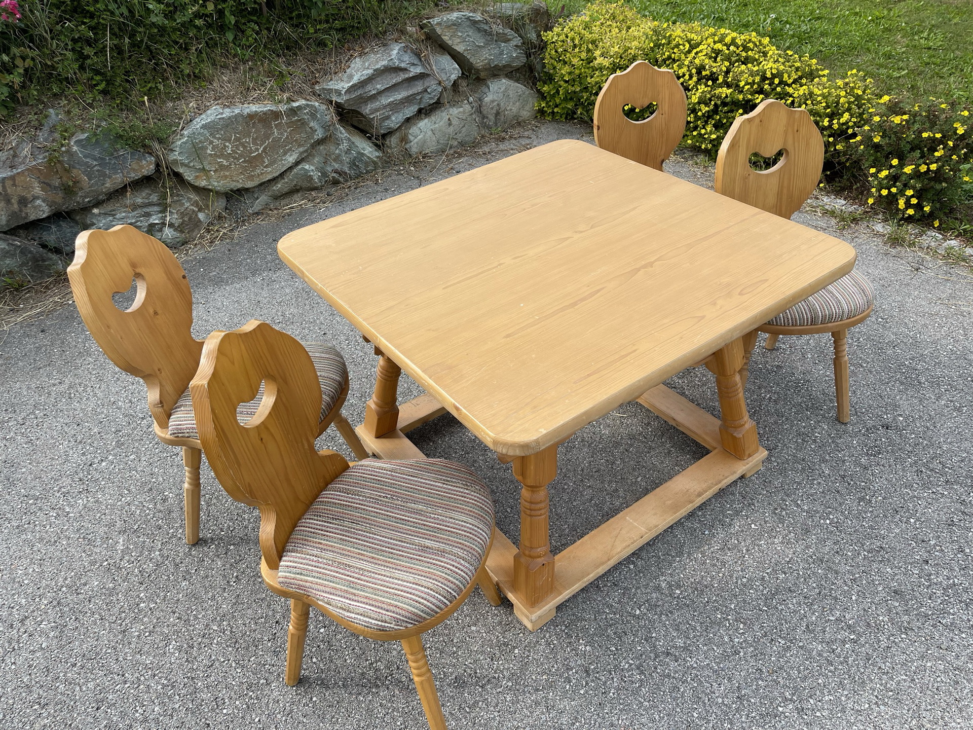 bauernstube-bauernkasten-_156 bäuerliche Sitzgruppe Tisch 4 Bauernsessel A3116