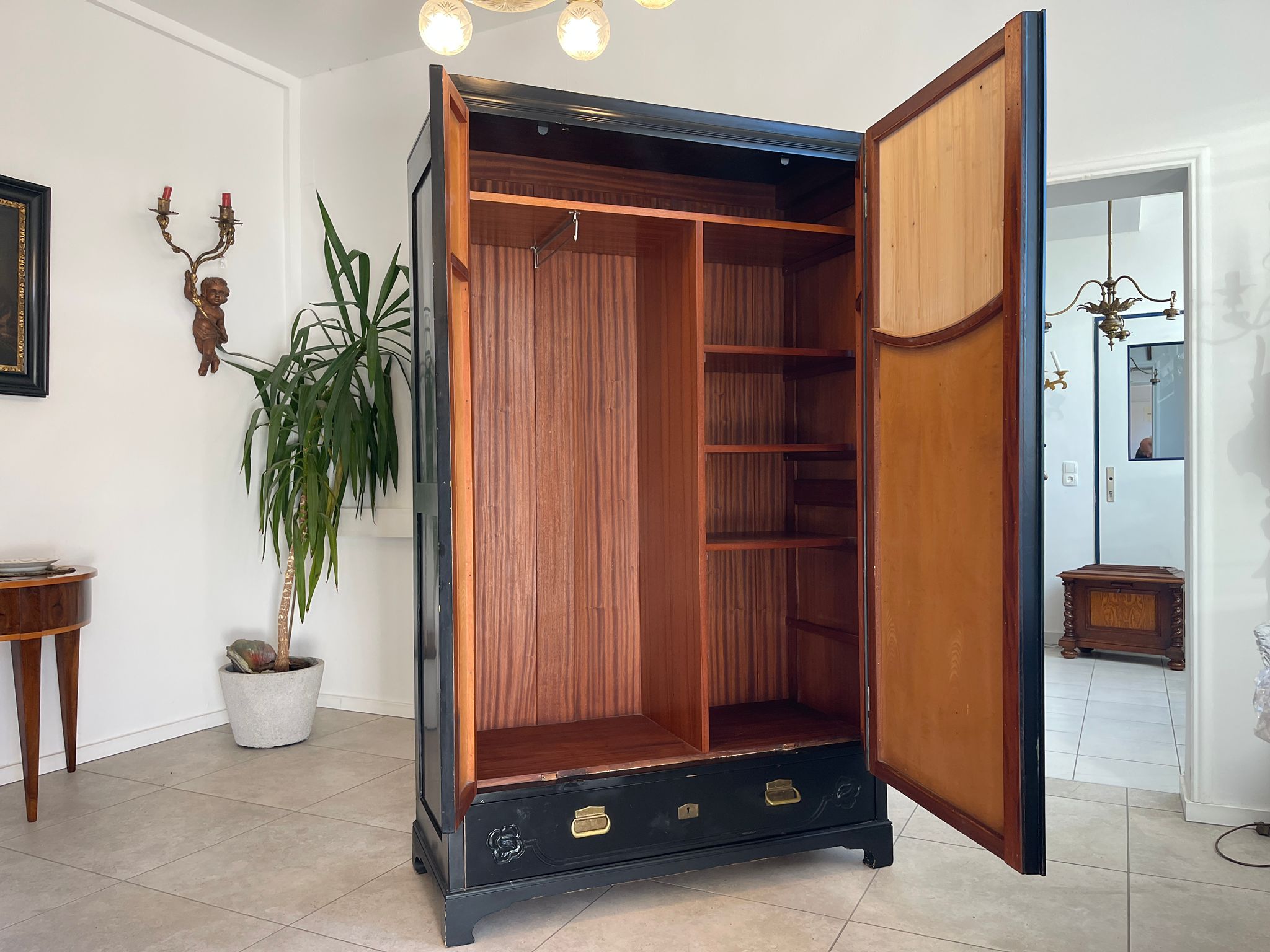991a1996-a78a-453c-93c0-5cc9261b7e38 Jugendstil Garderobenschrank Schwarz - Antiker Schrank mit floralen Mustern A5051