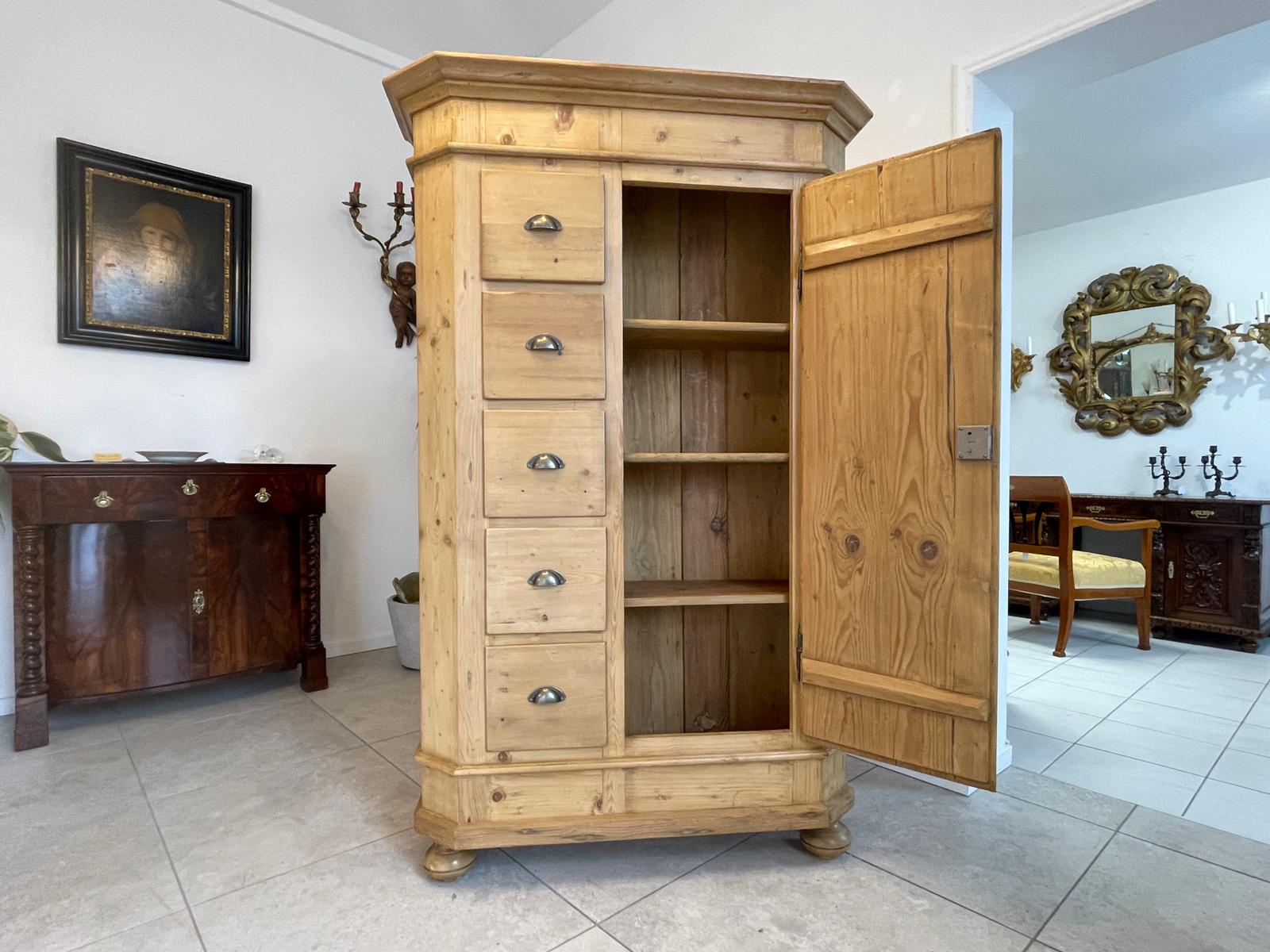 a0d42861-c3b9-4d23-a0ef-b51287b60ff0 Bäuerlicher uriger Brotschrank Almerschrank Speiskasten Bauernkasten A5036