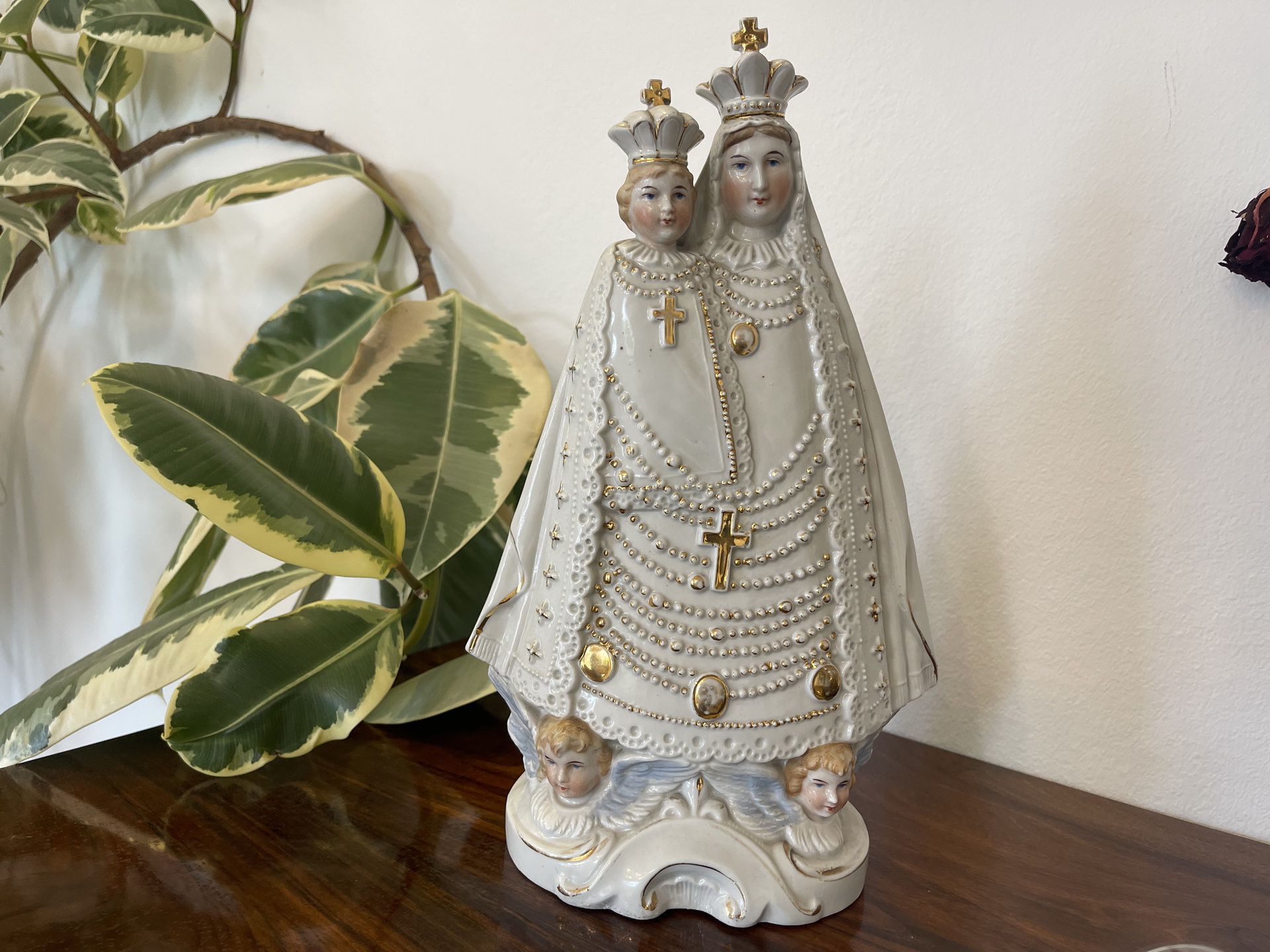 Heiligenfigur Mutter Gottes mit Kind Porzellanfigur Mariazell - Gnadenmutter A4414