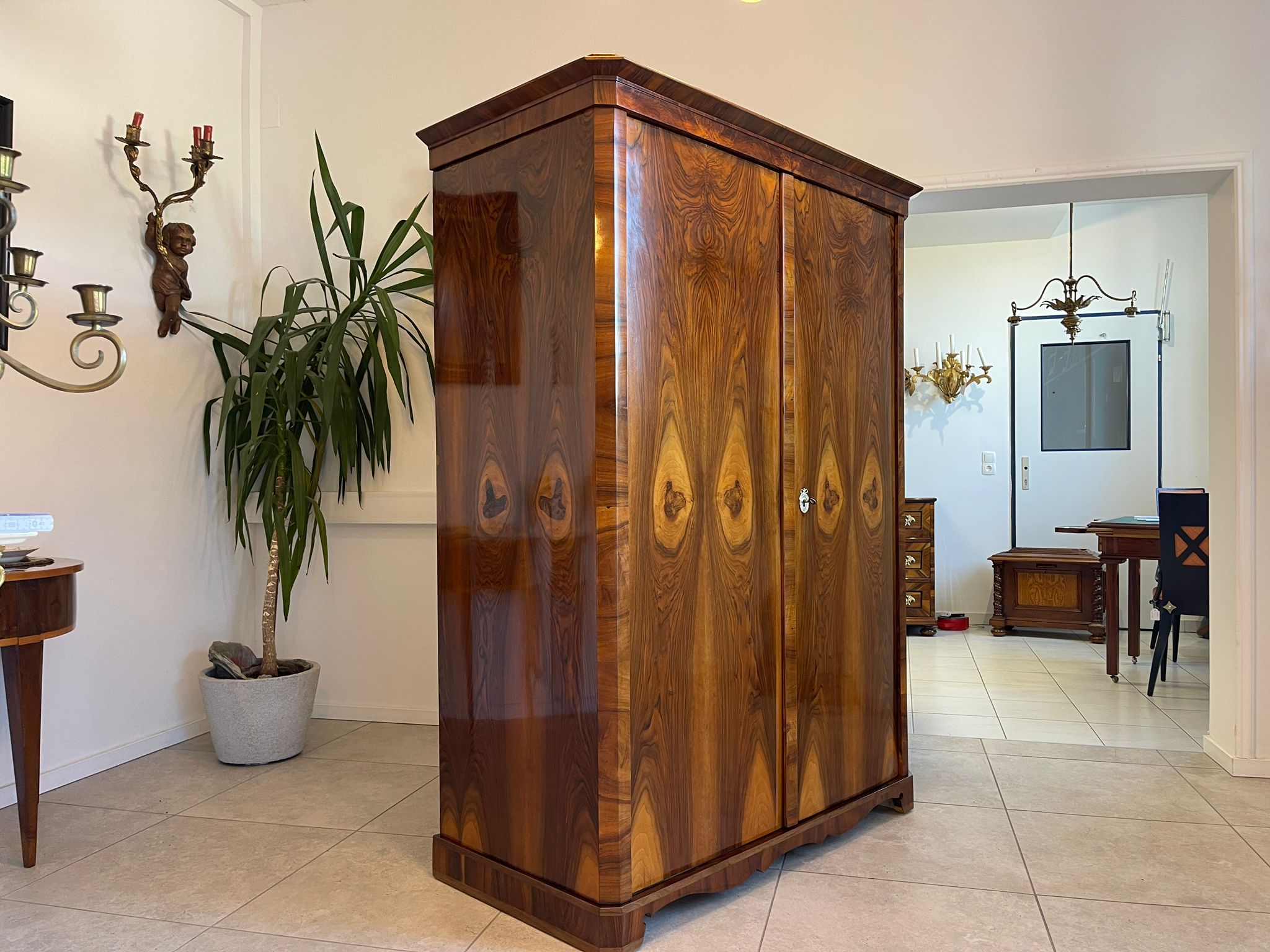 9d5064c5-f9e7-45d8-a6d4-54c5dfe690be-1 Restaurierter Biedermeier Schrank Garderobe mit Nussbaumfurnier A5050
