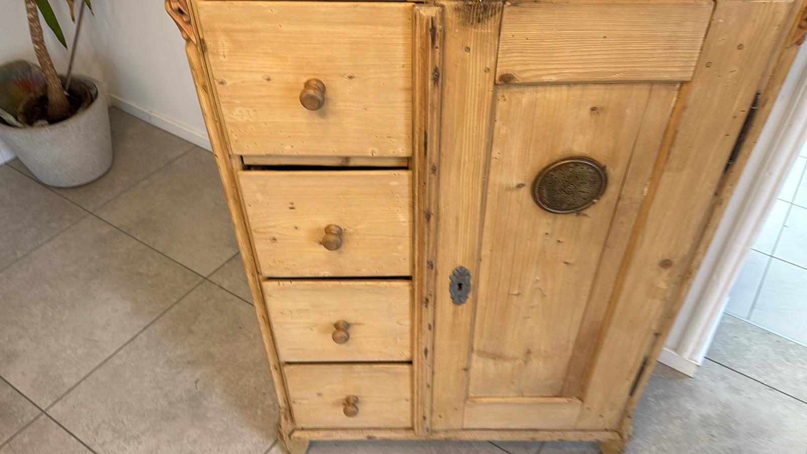 Bäuerlicher uriger Brotschrank Almerschrank Speiskasten Bauernkasten D1130