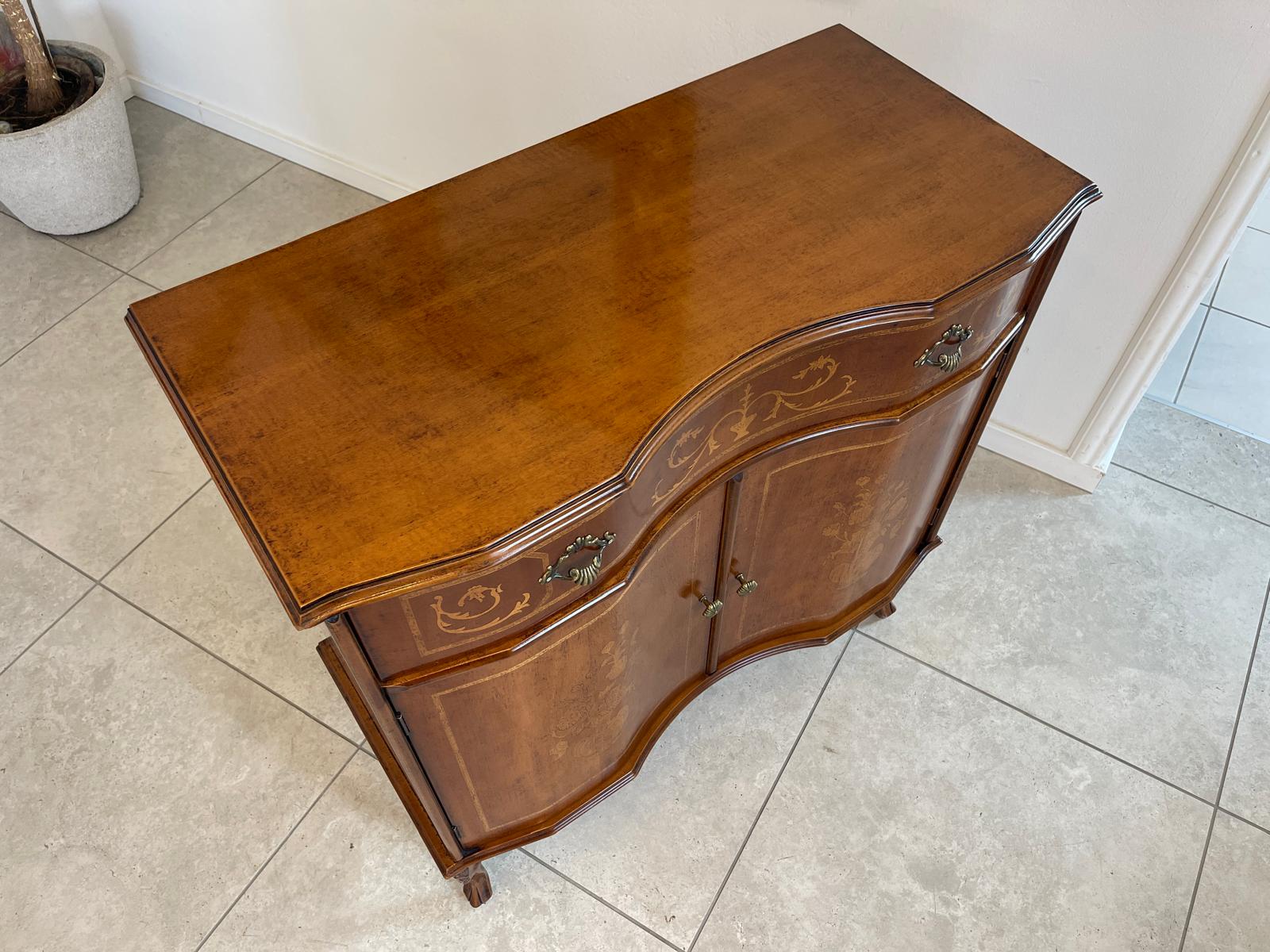Zierliche marketierte Anrichte Sideboard Kommode Barockstil G1595