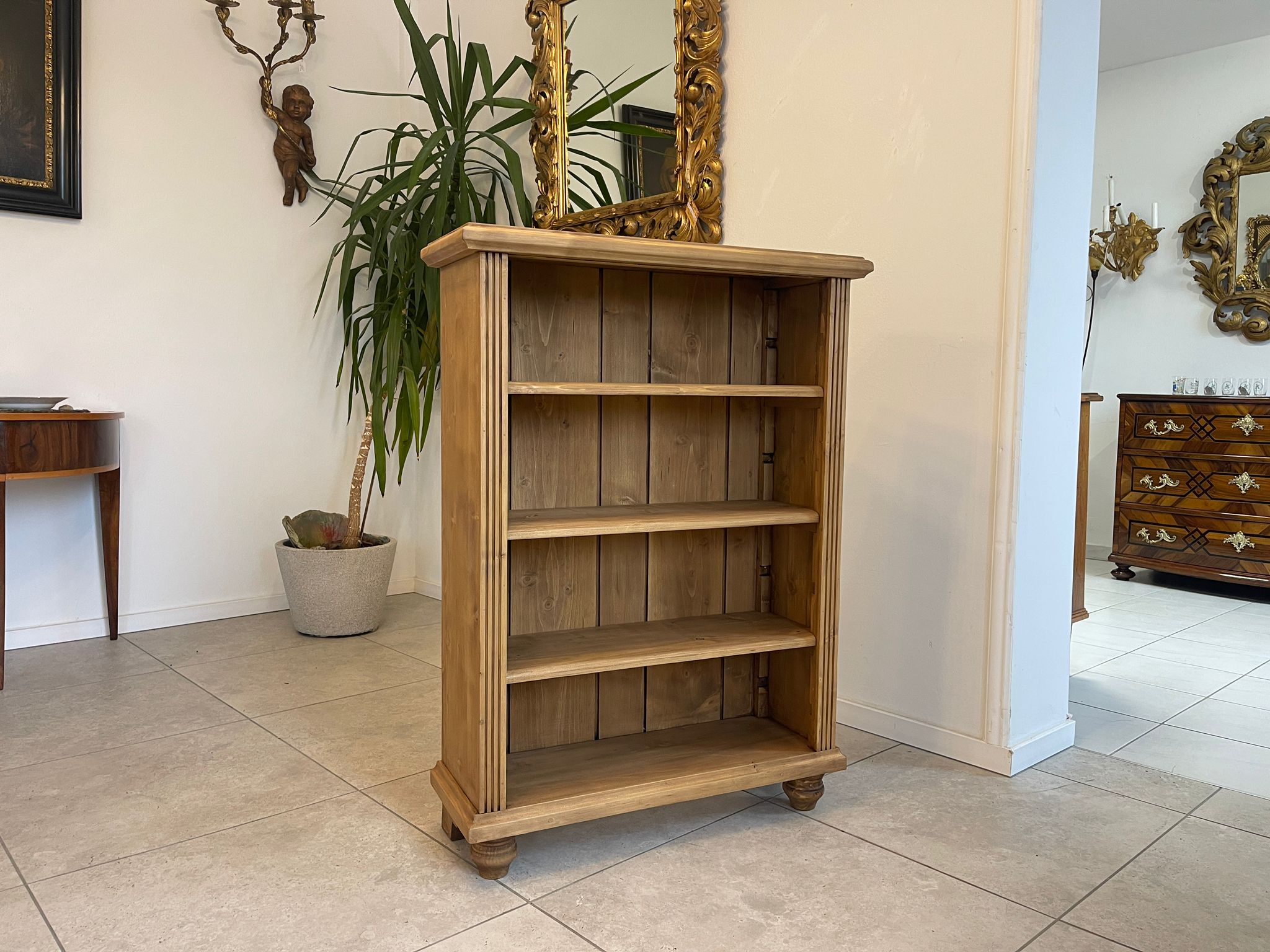 1189bede-0420-4544-97aa-b2c93553d48d Bäuerliches Regal Kommode Kasterl mit verstellbaren Tablaren A5059