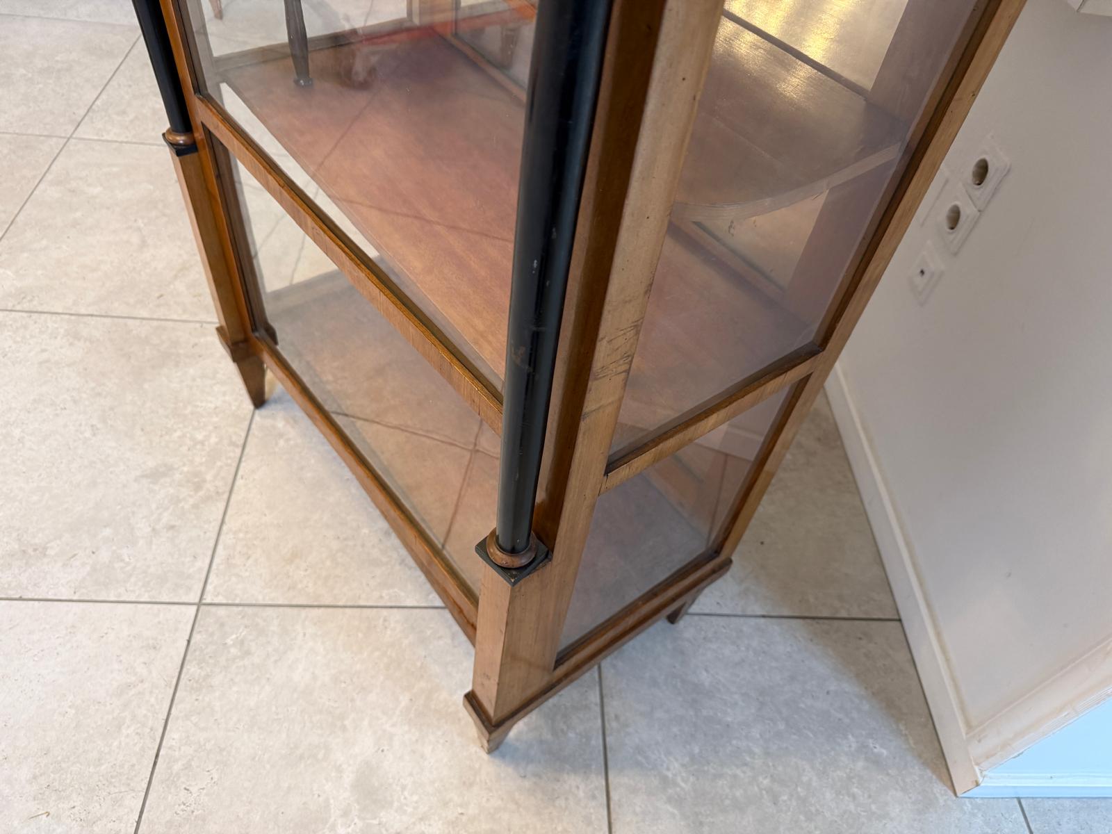 Originale Biedermeier Vitrine Bücherschrank Säulenvitrine Nussholz D1037