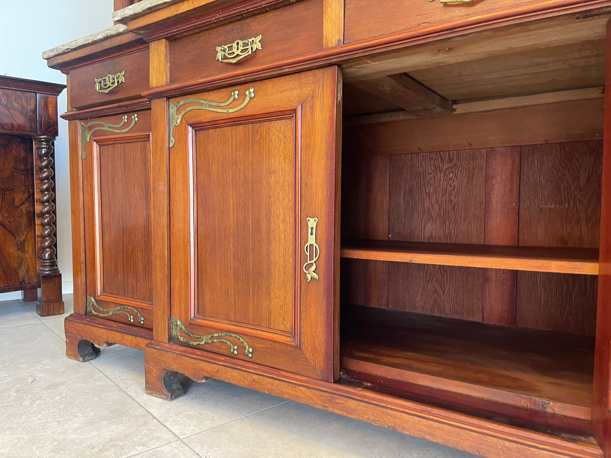 182c8eaf-7ef0-4f18-a3ec-6b58ae131a65 Originales Jugendstil Aufsatzbuffet Bücherschrank Vitrinenschrank A4909
