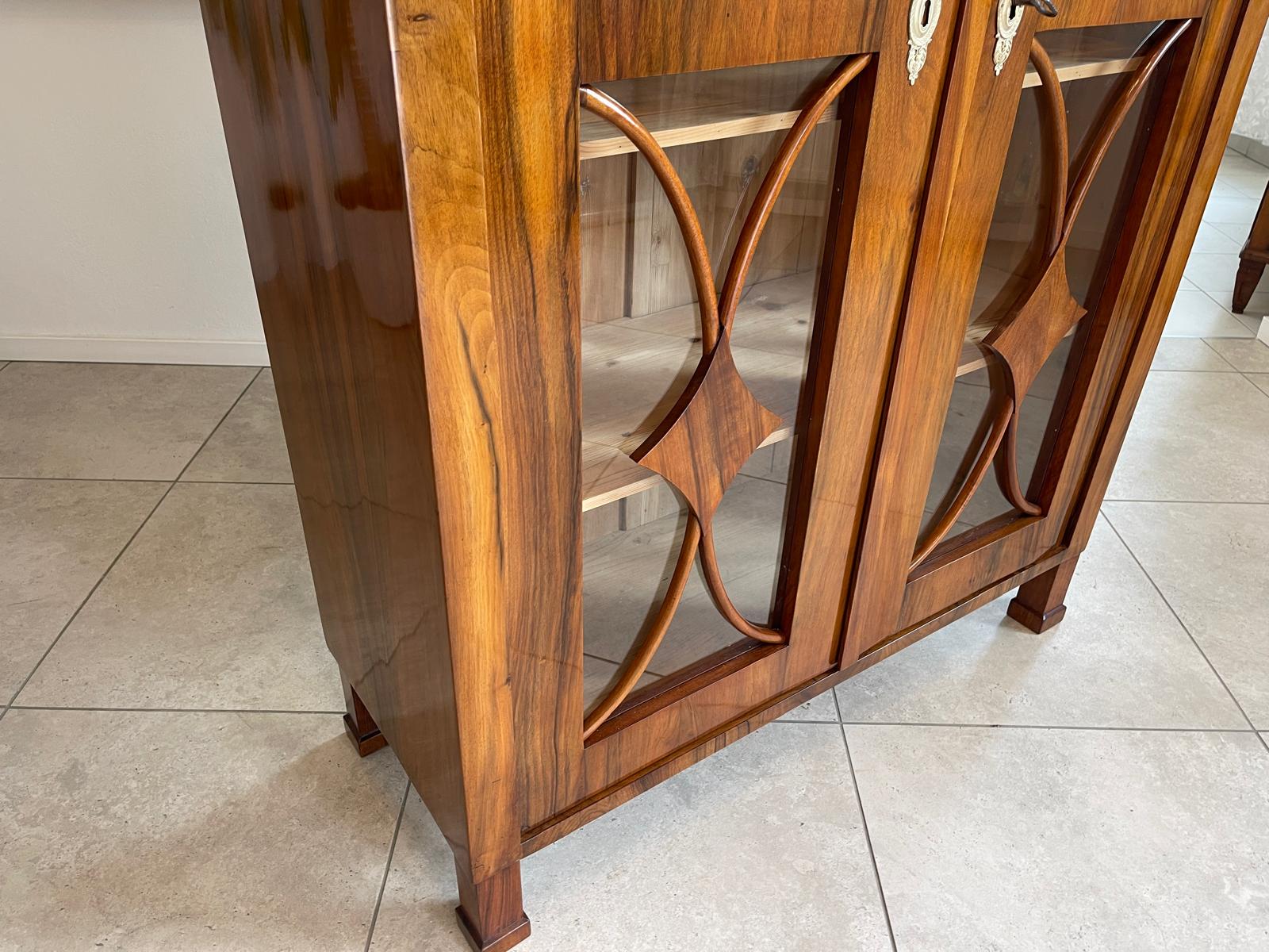 Restaurierte Biedermeier Vitrine Bücherschrank Glasschrank ANTIQUITÄT Nussholz G1678