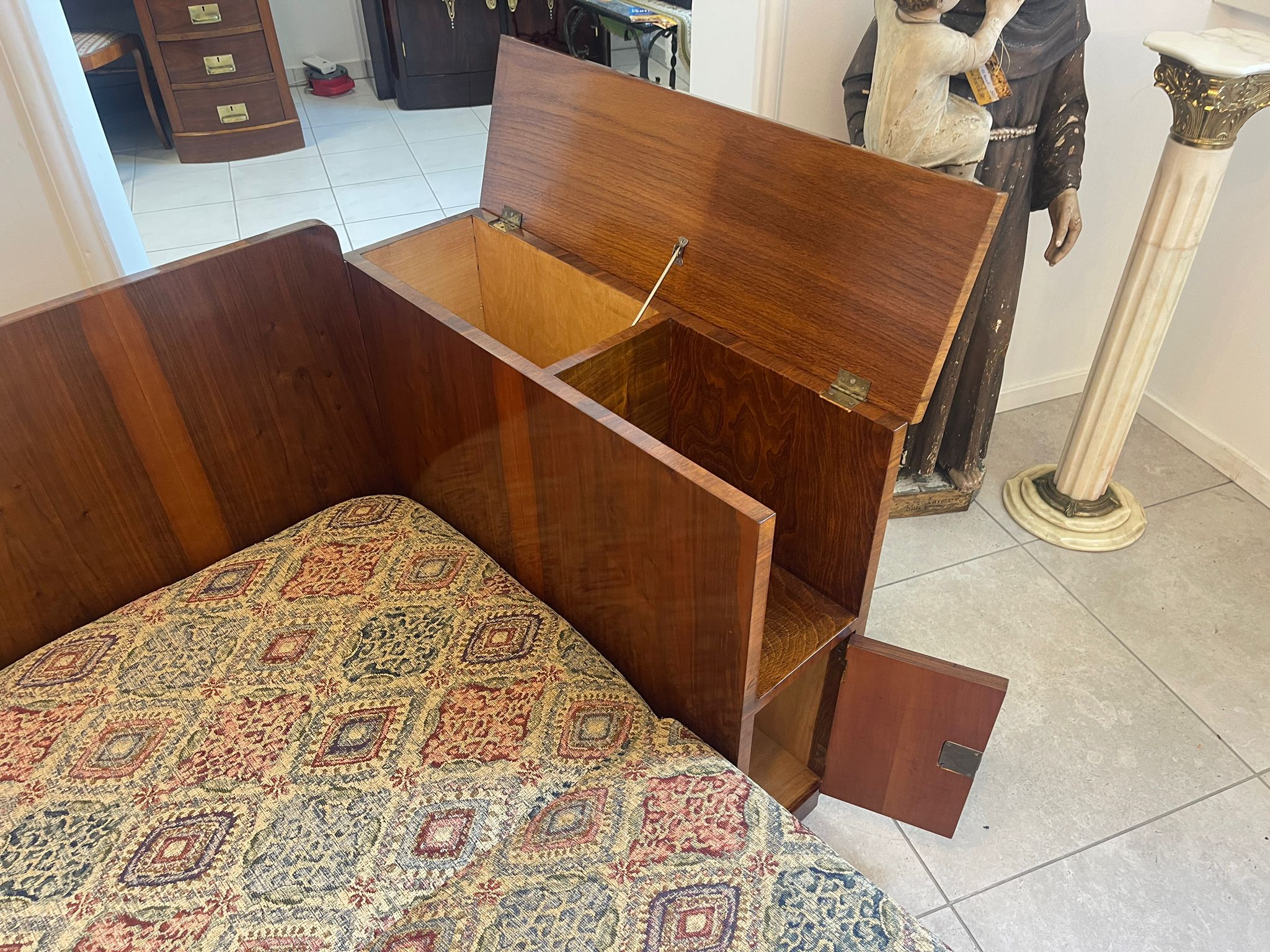 f181e278-d21a-4f59-9e29-25c7649a767c Biedermeier Sofa Couch Bettbank Antik Doppelbett mit Ablagen A4630