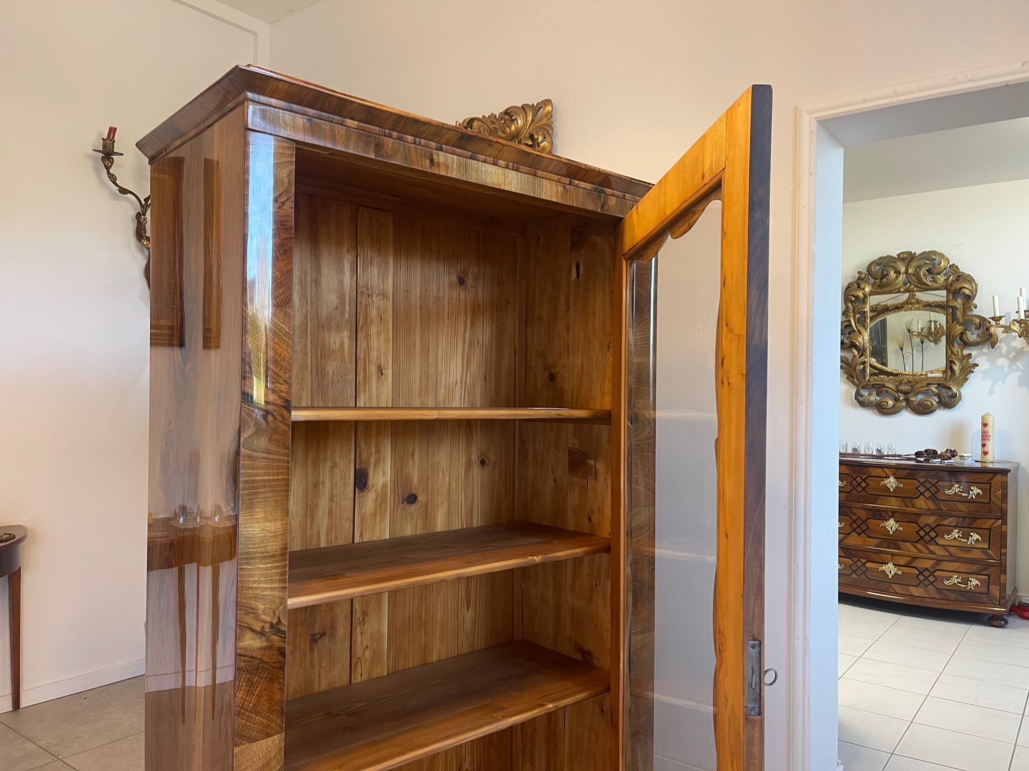 6d7a006b-bf05-4c0a-8daf-5ffc4ccc7c9b SALE Biedermeier Vitrine Bücherschrank Sammlervitrine, Nussholz A5102