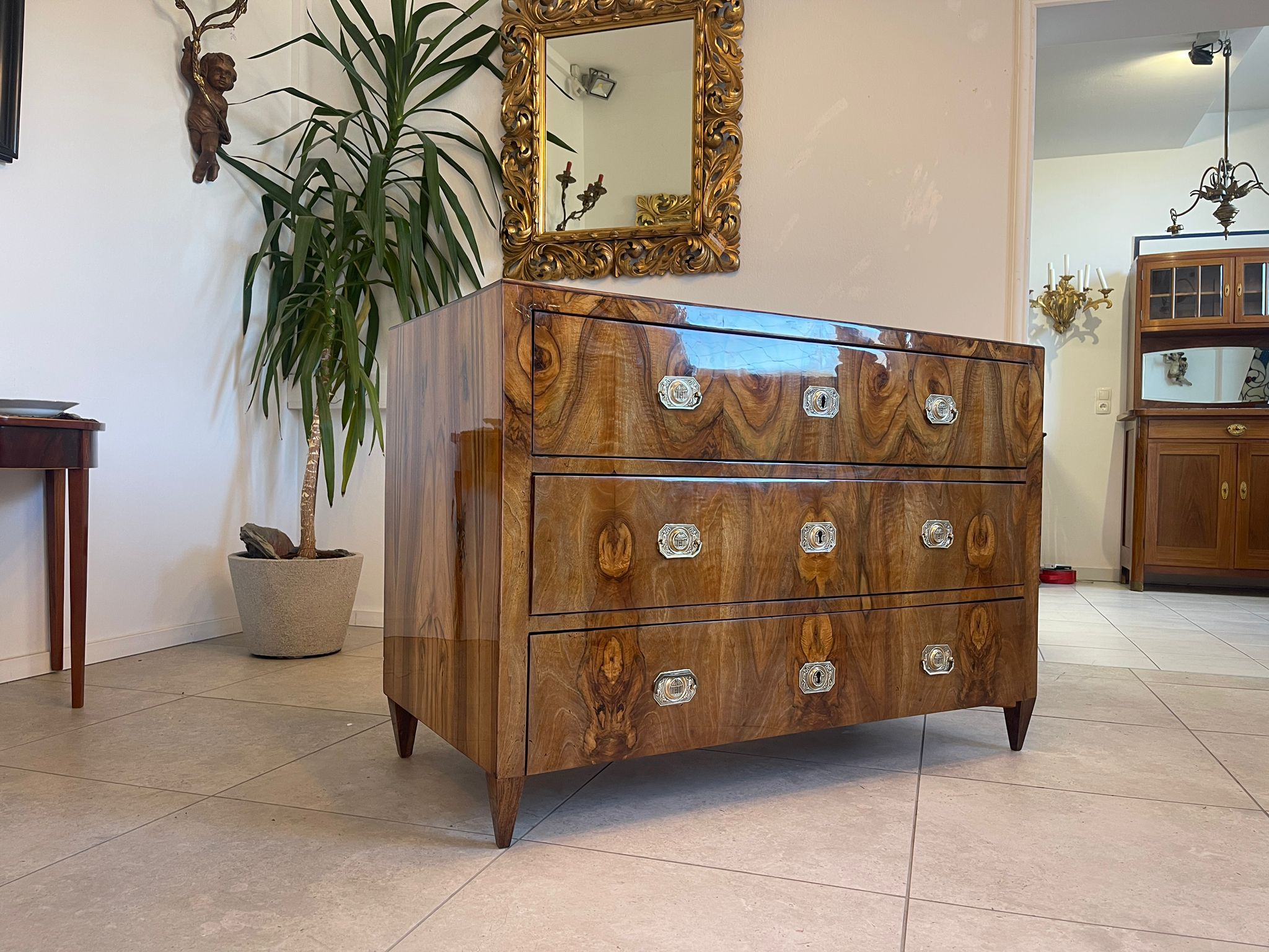 a5bf4982-c2a8-4ca1-a783-8f41cd515e3b Sale Restaurierte Biedermeier Kommode Nussholz Antiquität A5104
