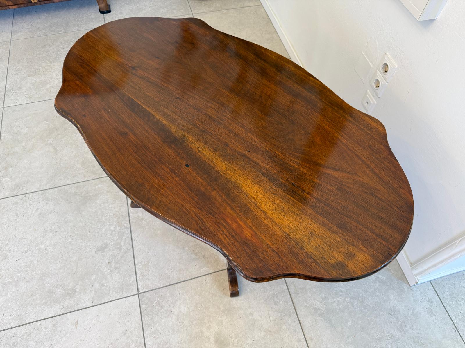 Spätbiedermeier Wohnzimmertisch Tisch Beistelltisch Nussholz D2336