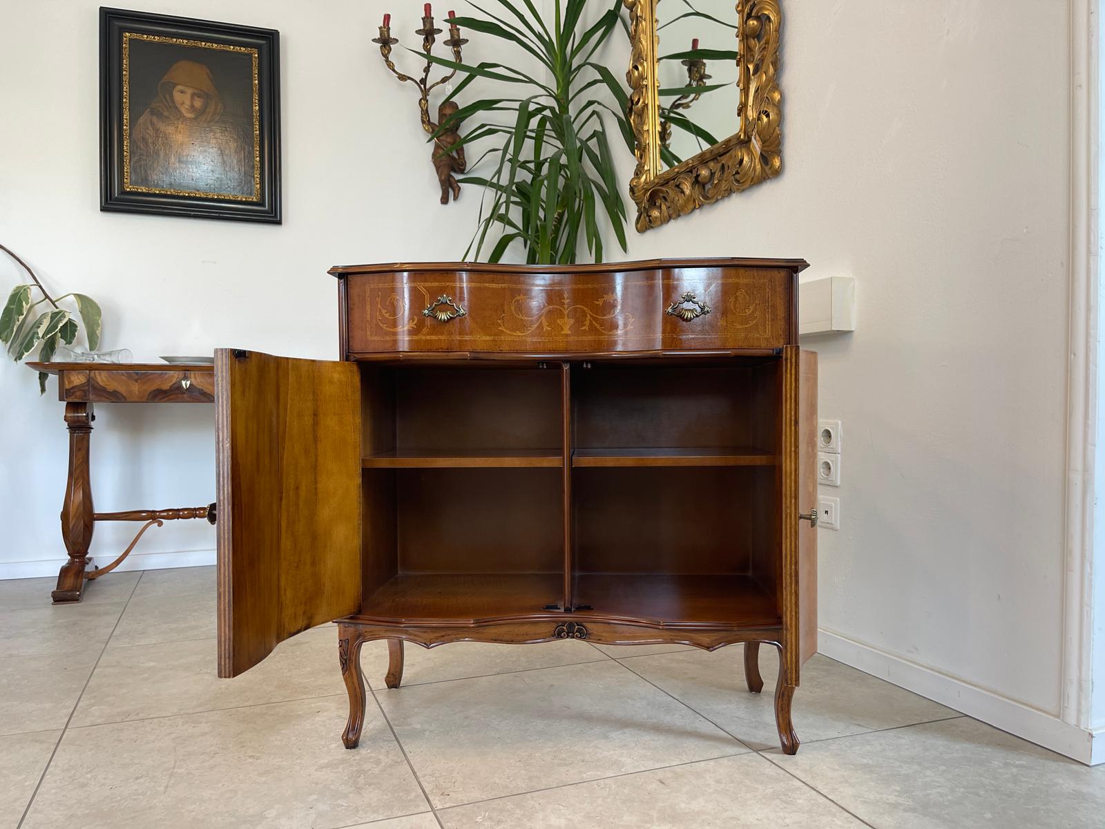 Zierliche marketierte Anrichte Sideboard Kommode Barockstil G1595