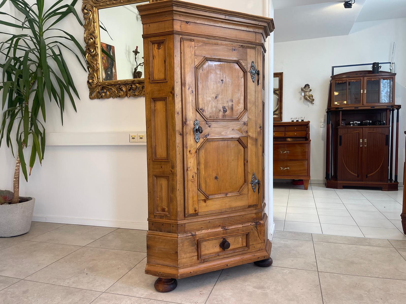 bäuerlicher Eckschrank Naturholz Massivholz G1709