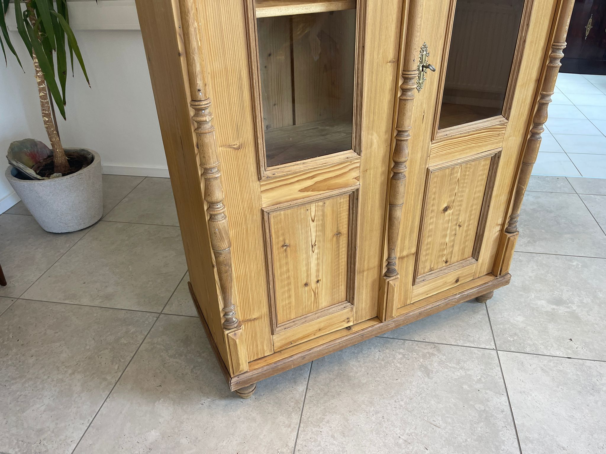 755b89e1-2152-438d-a3e3-b8d37ef07b87 Bäuerliche Vitrine Bauernvitrine Naturholz Bücherschrank antik A4616