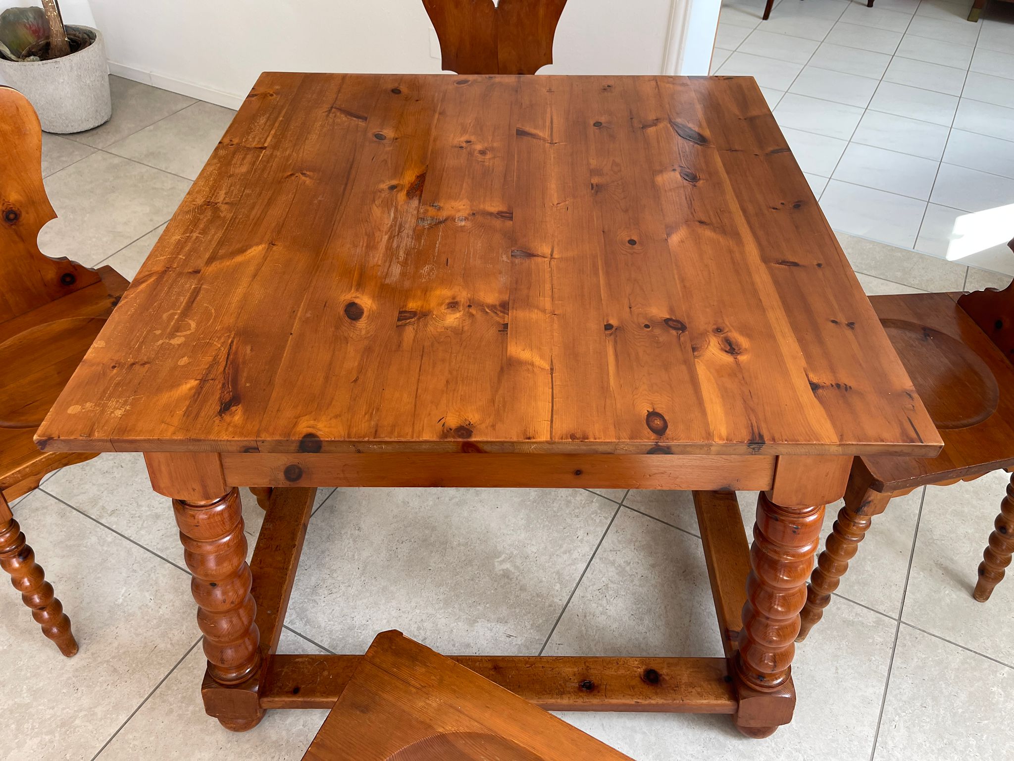 Bäuerliche Sitzgruppe Tisch 4 Bauernsessel Zirbenholz G1660