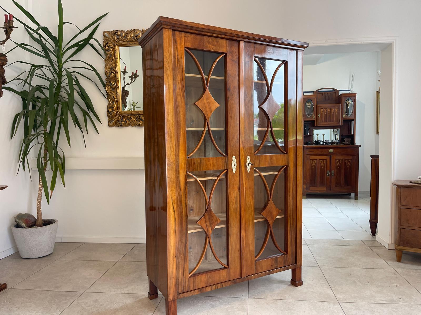 Restaurierte Biedermeier Vitrine Bücherschrank Glasschrank ANTIQUITÄT Nussholz G1678