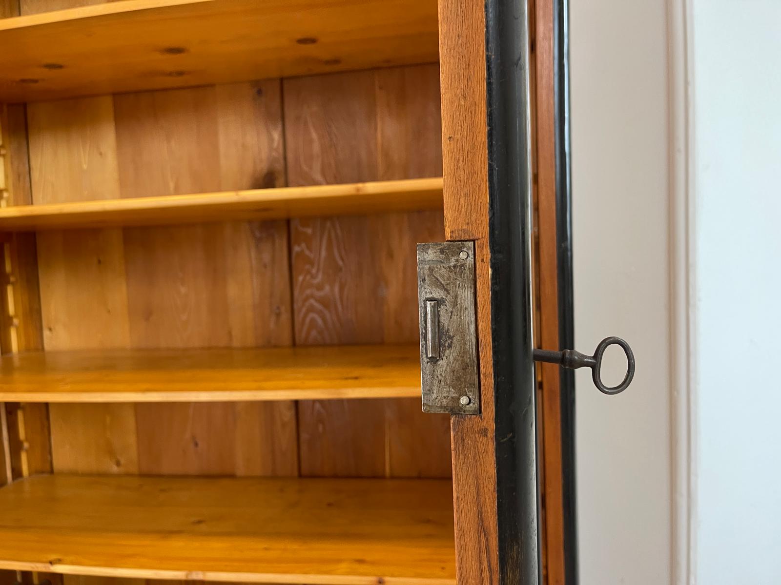 Originaler Biedermeier Schrank mit Nussholz-Furnier Kleiderstange G1513